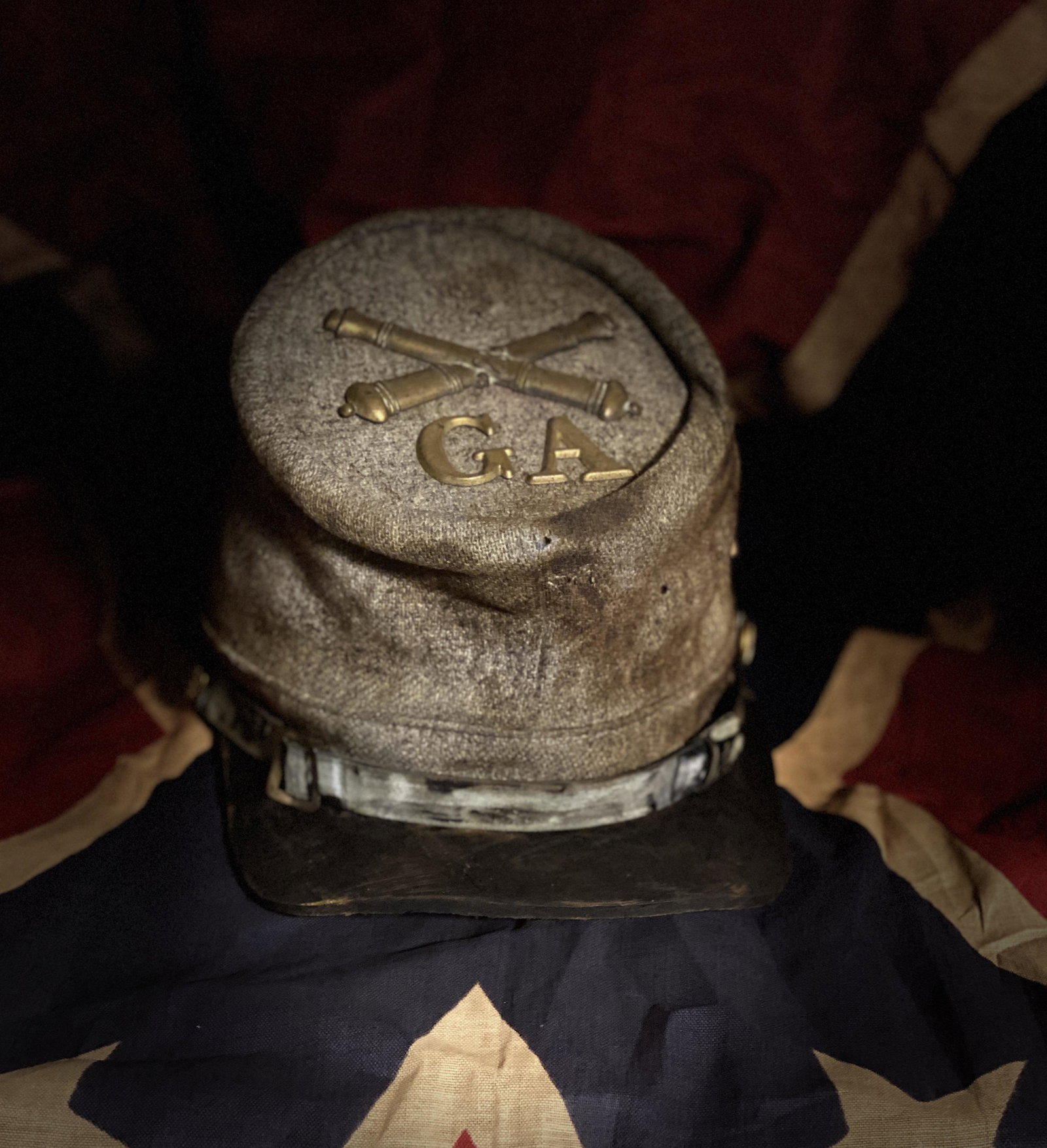 CONFEDERATE CIVIL WAR GA ARTILLERY WARRIORS FORAGE CAP: CONFEDERATE CIVIL WAR GA ARTILLERY WARRIORS FORAGE CAP HAT OR CAP. IN MINT OVERALL SHAPE AND CONDITION WITH A BEAUTIFUL OVERALL PATINA. HAS A GREAT LOOK TO IT WITH AN EXCELLENT OVERALL EYE APPEAL. THI
