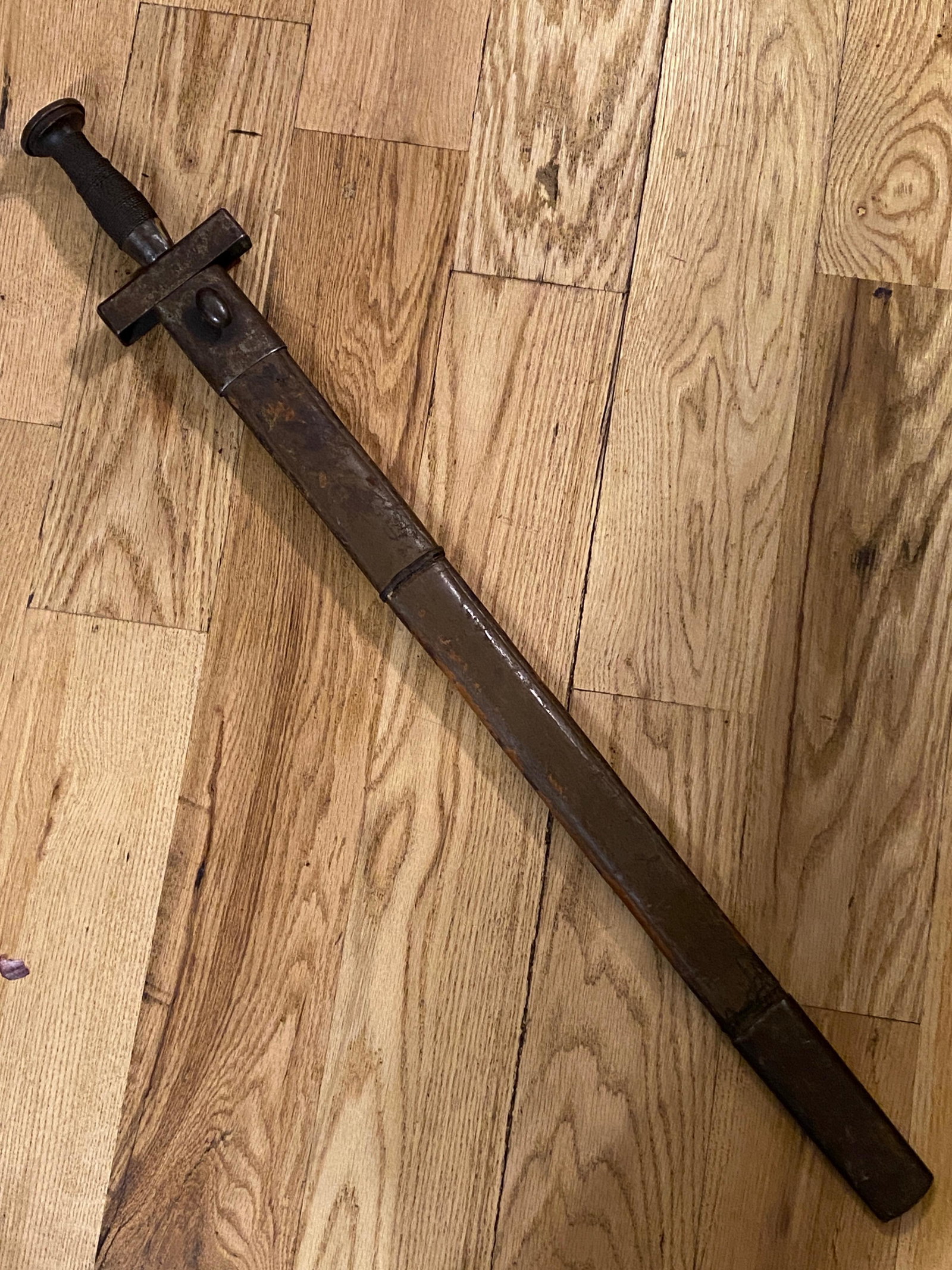 17TH CENT. VIKING WARRORS SWORD W/SCABBARD: 17TH CENT. VIKING WARRORS SWORD W/SCABBARD. IN MINT OVERALL SHAPE AND CONDITION WITH A BEAUTIFUL OVERALL PATINA. HAS A GREAT LOOK TO IT WITH AN EXCELLENT OVERALL EYE APPEAL. THIS IS A VERY RARE FIND. 