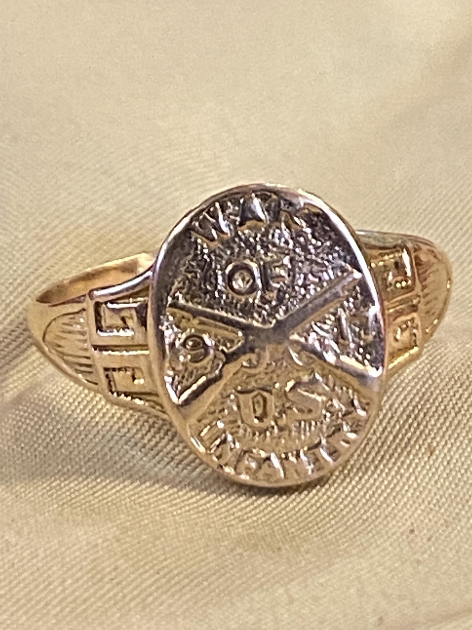 10K GOLD WW1 U.S. SOLDIERS ARMY RING: 10K GOLD WW1 U.S. SOLDIERS ARMY RING. IN MINT OVERALL SHAPE AND CONDITION WITH A BEAUTIFUL OVERALL PATINA. A GREAT FIND AND AN EXCELLENT ADDITION TO YOUR COLLECTION.