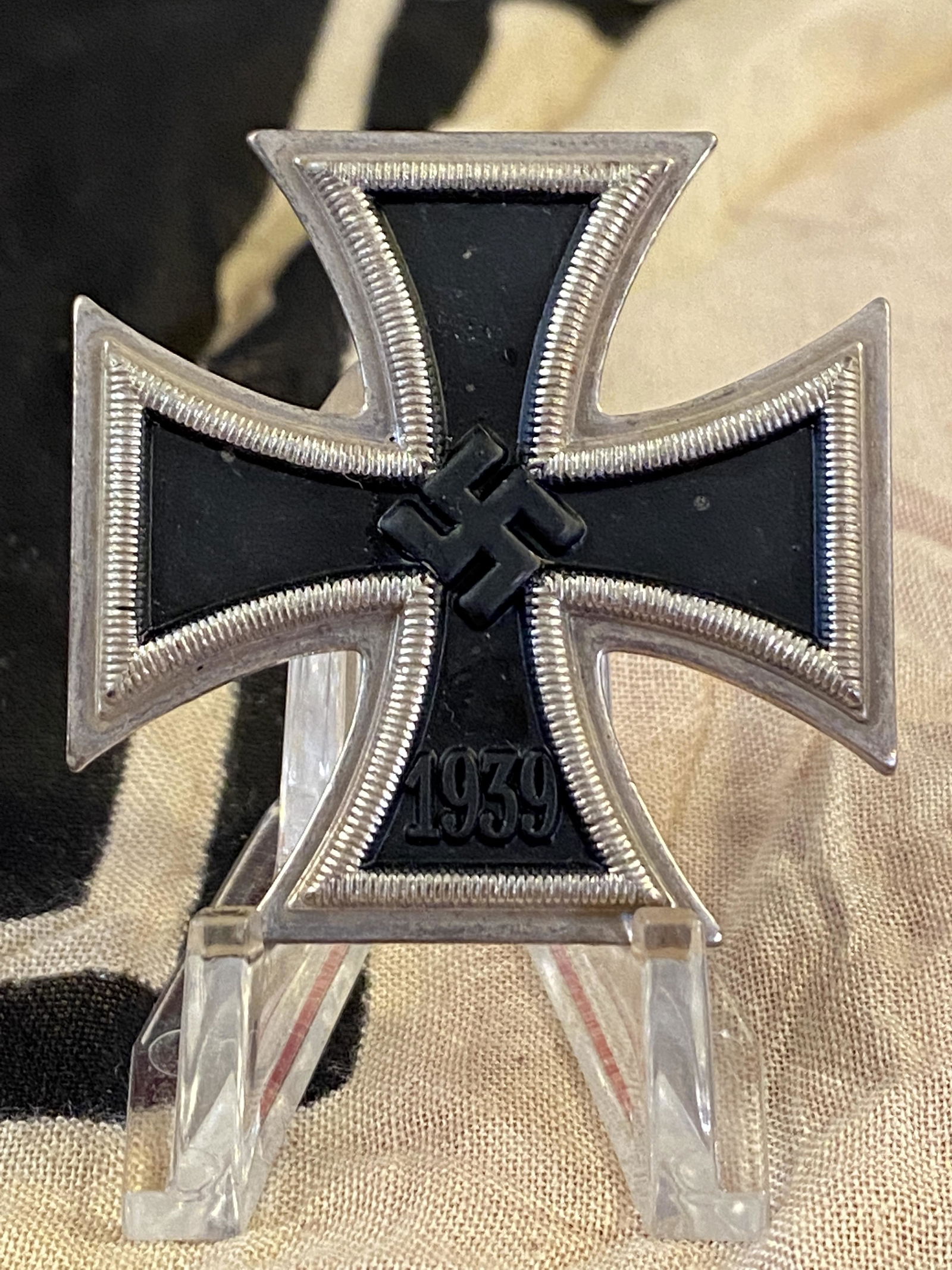 RARE WW2 GERMAN IRON CROSS MEDAL PIN W/ 50 MAKER MARK: RARE WW2 GERMAN IRON CROSS MEDAL PIN W/ 50 MAKER MARK ON THE BACK. PLEASE VIEW ALL DETAILED PICTURES. A GREAT FIND AND AN EXCELLENT ADDITION TO YOUR COLLECTION.