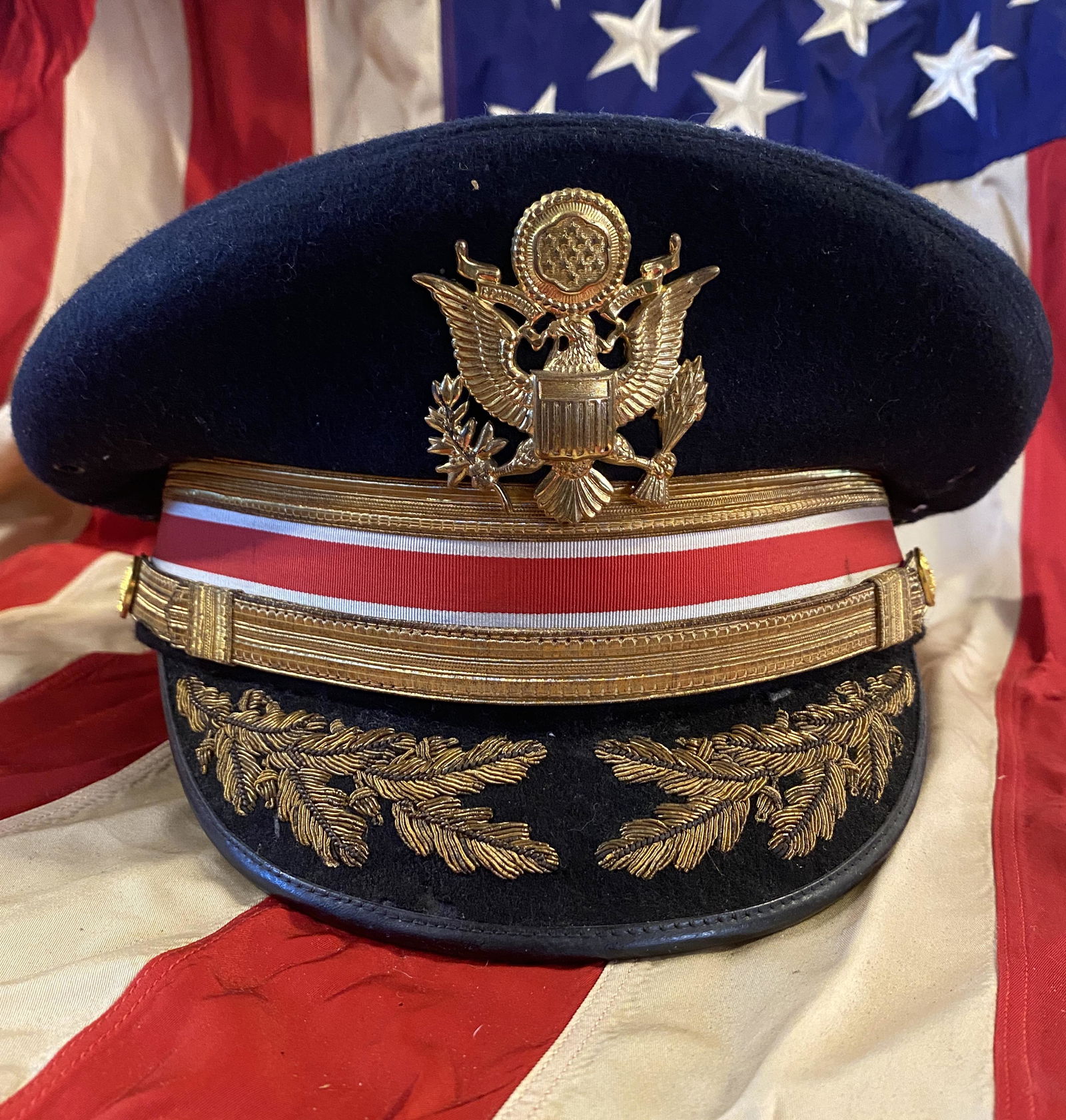 WW2 US MILITARY HIGH RANK OFFICERS VISOR HAT W/MAKER: WW2 US MILITARY HIGH RANK OFFICERS VISOR HAT W/MAKER MARKS. IN GOOD OVERALL SHAPE AND CONDITION WITH A BEAUTIFUL OVERALL PATINA. HAS A GREAT LOOK TO IT WITH AN EXCELLENT OVERALL EYE APPEAL. PLEASE VIE