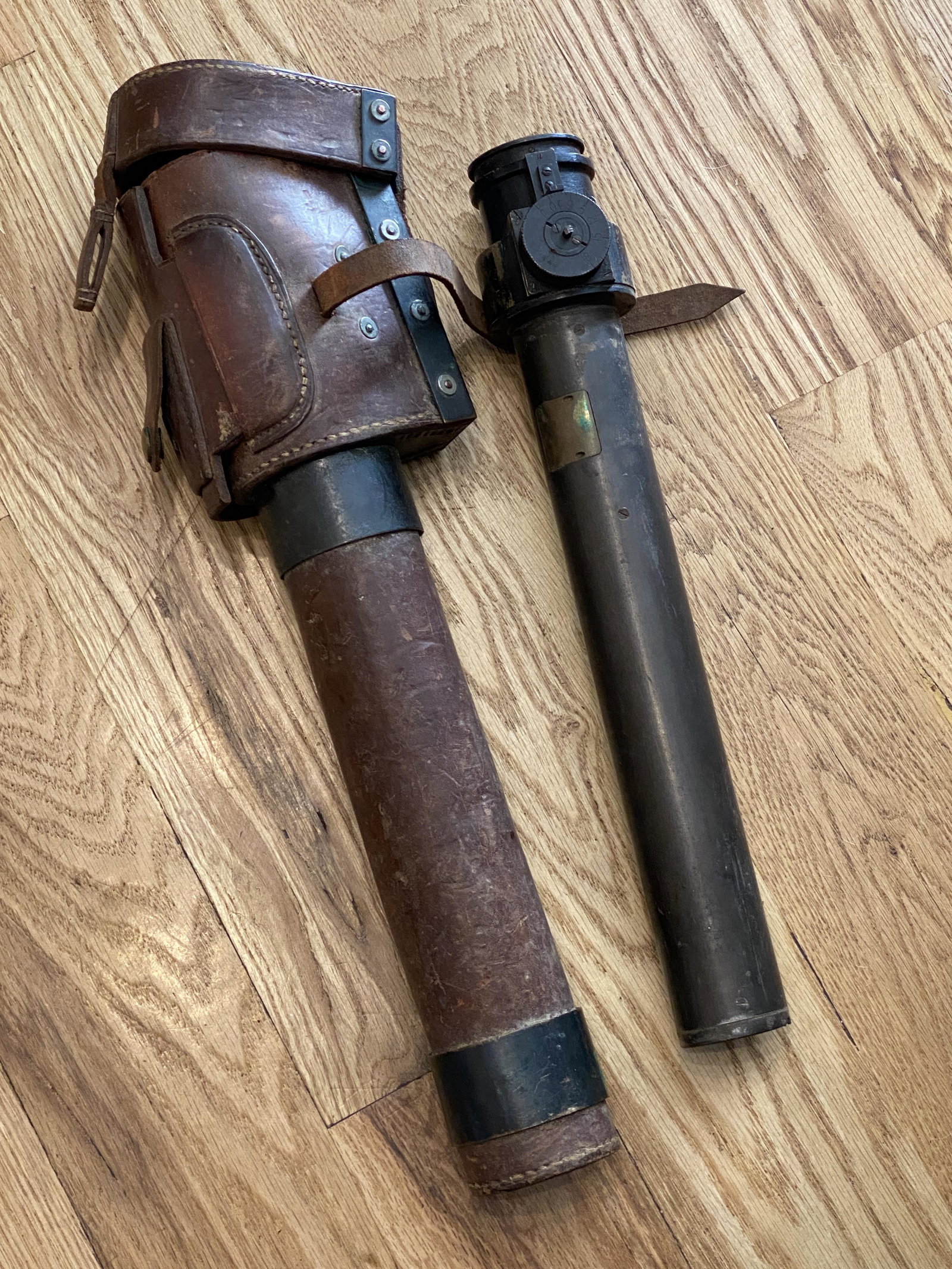 WW2 BRITISH NAVY 1942 MK1 OPTICAL SCOPE: WW2 BRITISH NAVY 1942 MK1 OPTICAL SCOPE. COMES IN THE ORIGINAL LEATHER CASE. HAS A GREAT LOOK TO IT WITH AN EXCELLENT OVERALL EYE APPEAL. PLEASE VIEW ALL DETAILED PICTURES. A GREAT FIND AND AN EXCELLE