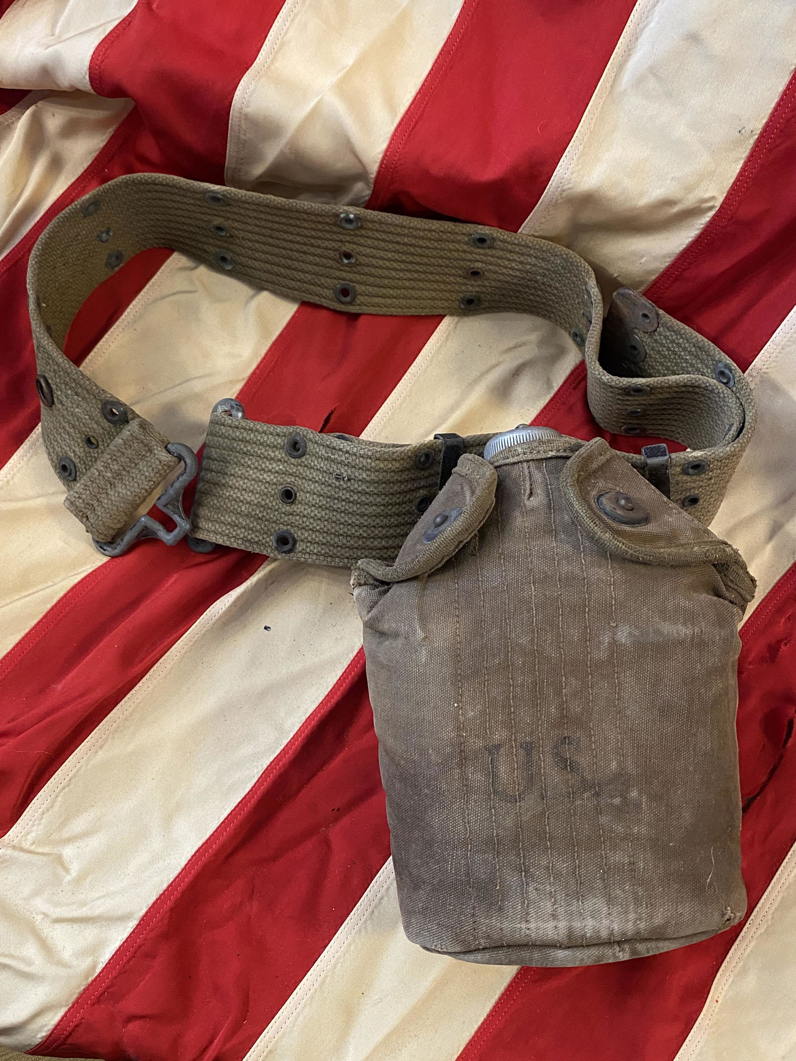 RARE WW2 US SOLDIER CANVAS CANTEEN WITH SLING -: RARE WW2 US SOLDIER CANVAS CANTEEN WITH SLING - COMPLETE. IN MINT OVERALL SHAPE AND CONDITION WITH A BEAUTIFUL OVERALL PATINA. A GREAT FIND AND AN EXCELLENT ADDITION TO YOUR COLLECTION.