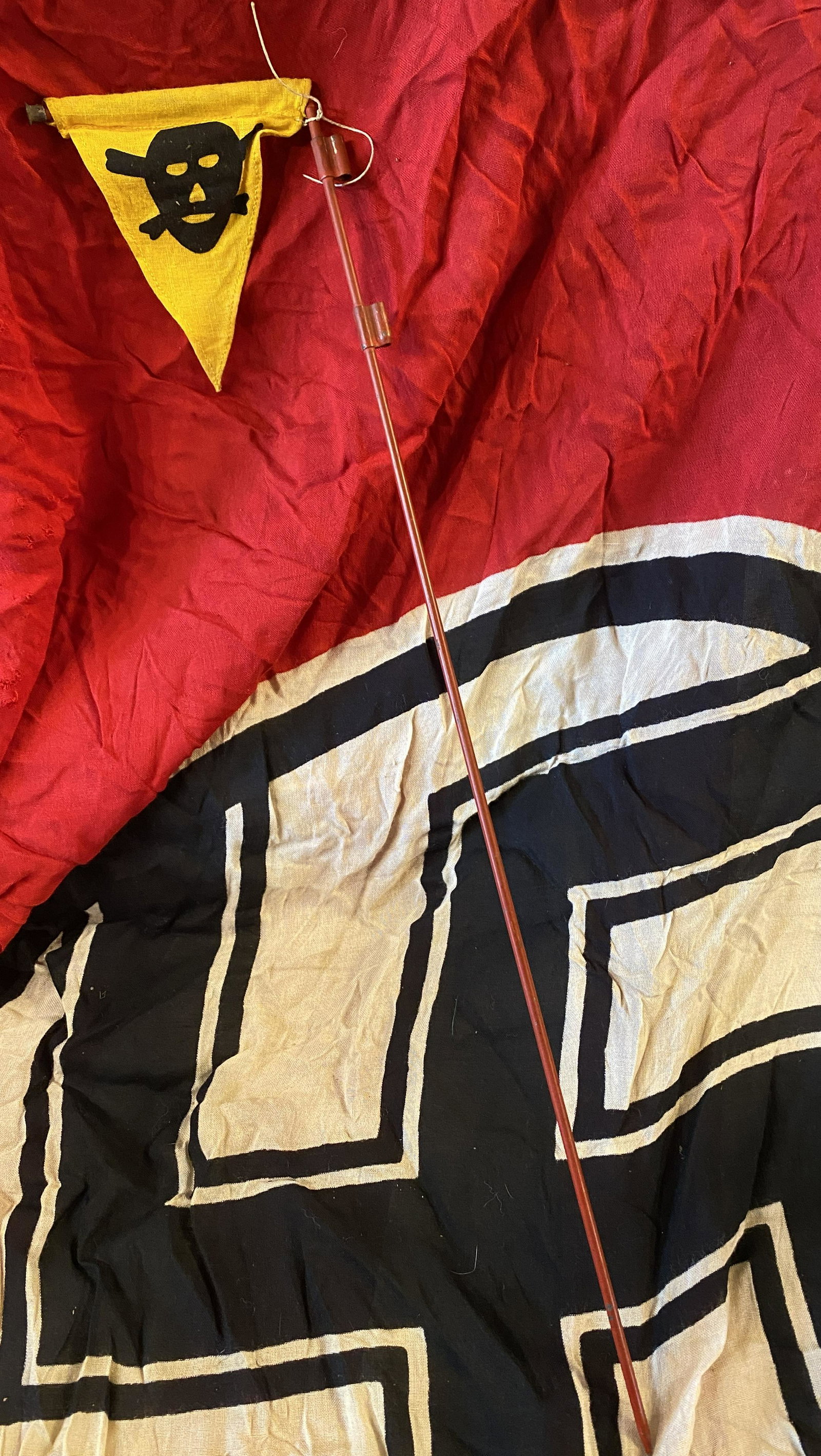 WW2 GERMA MINE FIELD/GAS WARNING FLAG: WW2 GERMA MINE FIELD/GAS WARNING FLAG. COMPLETE FLAG. PLEASE VIEW ALL DETAILED PICTURES. A GREAT FIND AND AN EXCELLENT ADDITION TO YOUR COLLECTION.