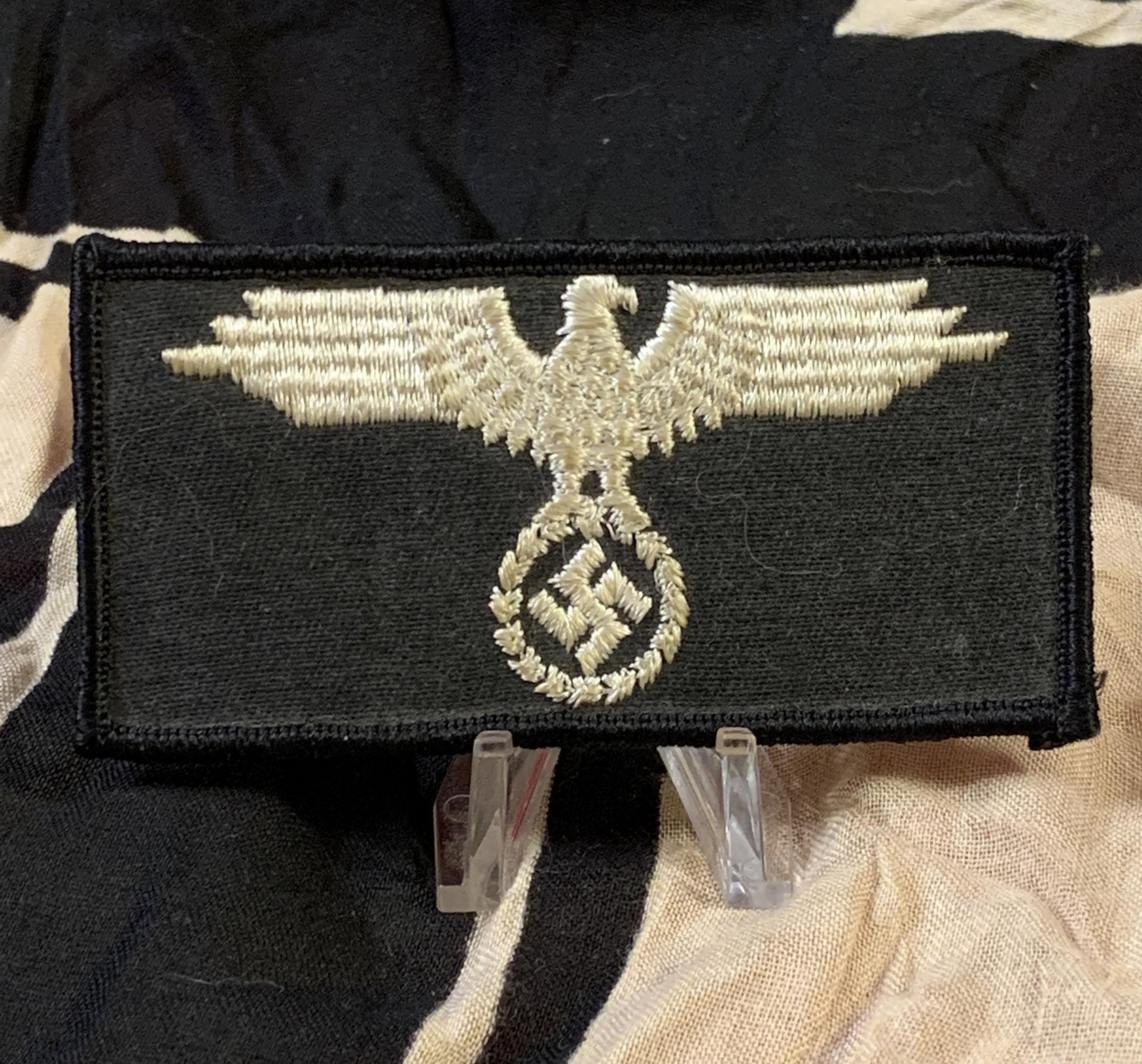 RARE WW2 GERMAN SS SLEEVE PATCH: RARE WW2 GERMAN SS SLEEVE PATCH. IN MINT OVERALL SHAPE AND CONDITION WITH A BEAUTIFUL OVERALL PATINA. A GREAT FIND AND AN EXCELLENT ADDITION TO YOUR COLLECTION.
