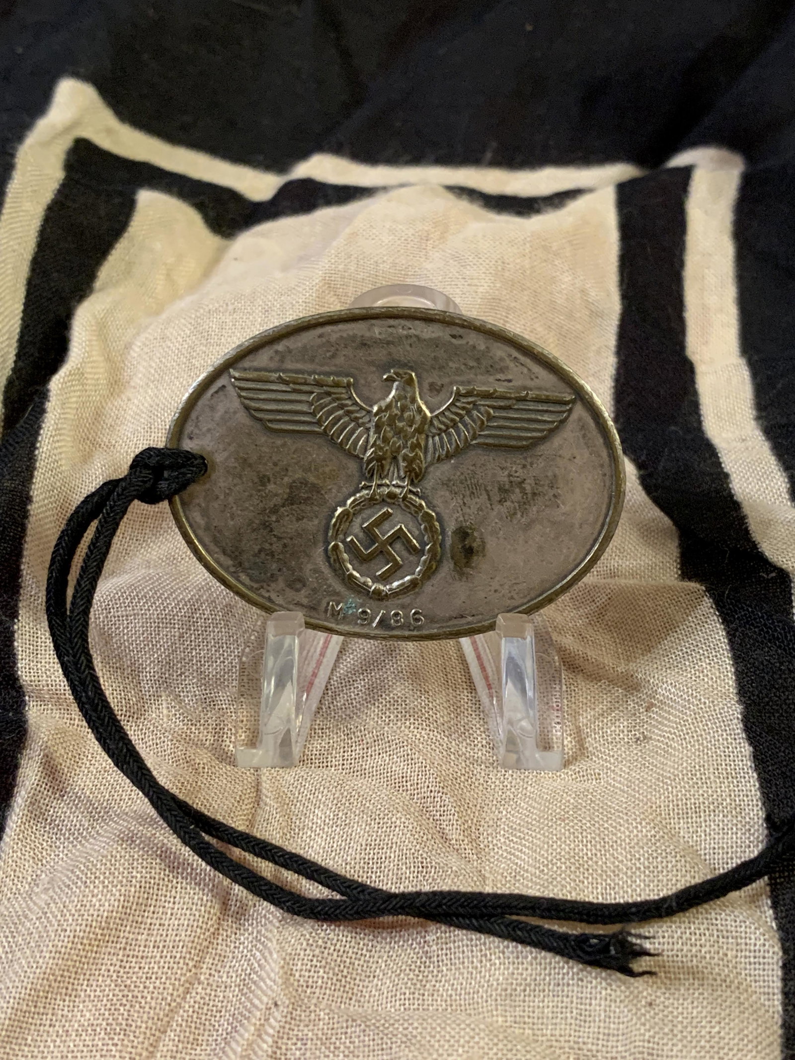 SCARCE WW2 GERMAN SECRET SERVICE POLICE BADGE W/ID #: SCARCE WW2 GERMAN SECRET SERVICE POLICE BADGE W/ID #. IN GOOD OVERALL SHAPE AND CONDITION WITH A BEAUTIFUL OVERALL PATINA. HAS A GREAT LOOK TO IT WITH AN EXCELLENT OVERALL EYE APPEAL. PLEASE VIEW ALL 