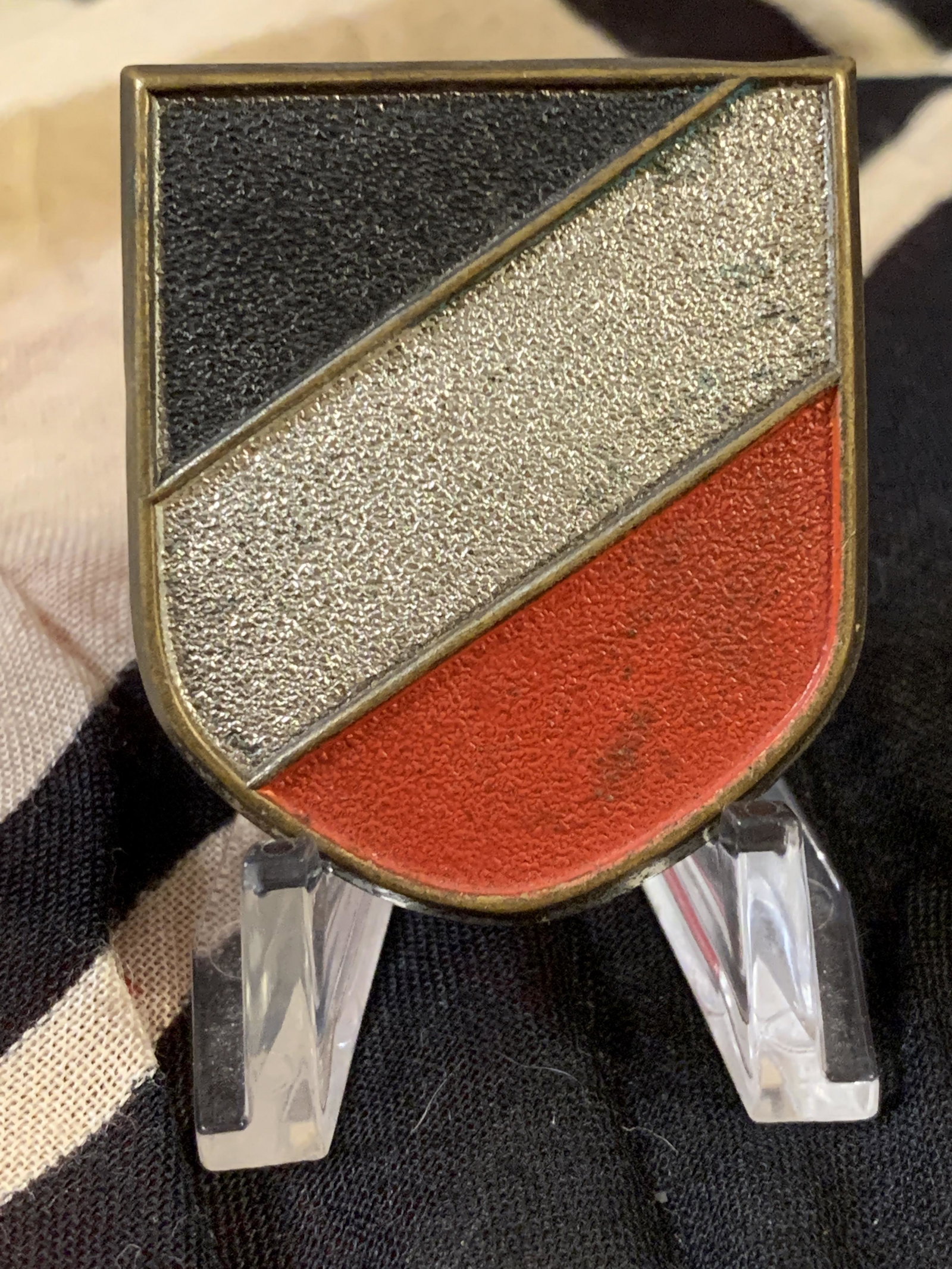 WW2 GERMAN TROPICAL PITH HELMET TRI COLOR SHIELD: WW2 GERMAN TROPICAL PITH HELMET TRI COLOR SHIELD. IN GOOD OVERALL SHAPE AND CONDITION WITH A BEAUTIFUL OVERALL PATINA. A GREAT FIND AND AN EXCELLENT ADDITION TO YOUR COLLECTION.