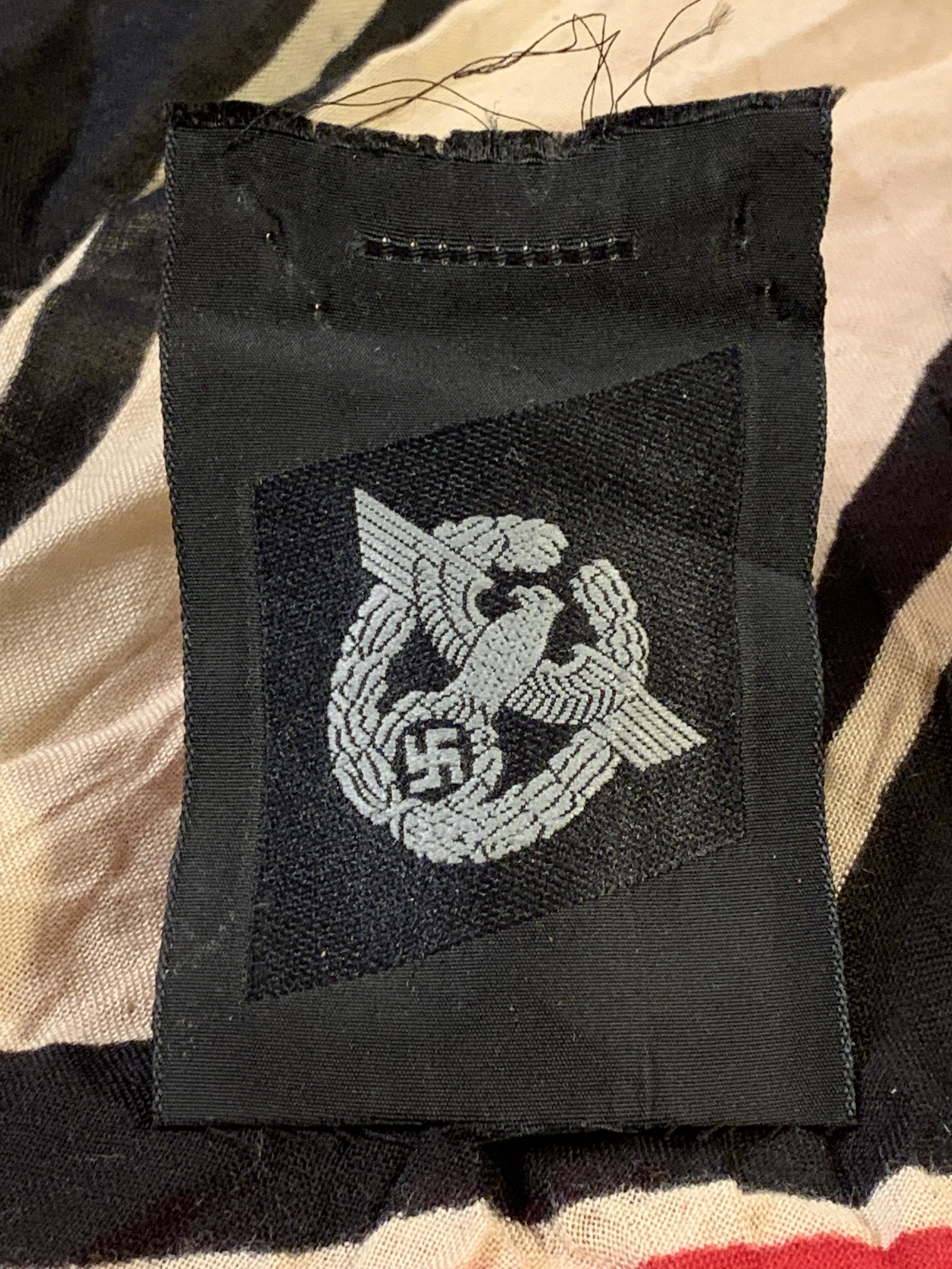 RARE WW2 GERMAN WAFFEN SS FORMER POLICE SLEEVE DIAMOND: RARE WW2 GERMAN WAFFEN SS FORMER POLICE SLEEVE DIAMOND. IN GOOD OVERALL SHAPE AND CONDITION WITH A BEAUTIFUL OVERALL PATINA. PLEASE VIEW ALL DETAILED PICTURES. A GREAT FIND AND AN EXCELLENT ADDITION T