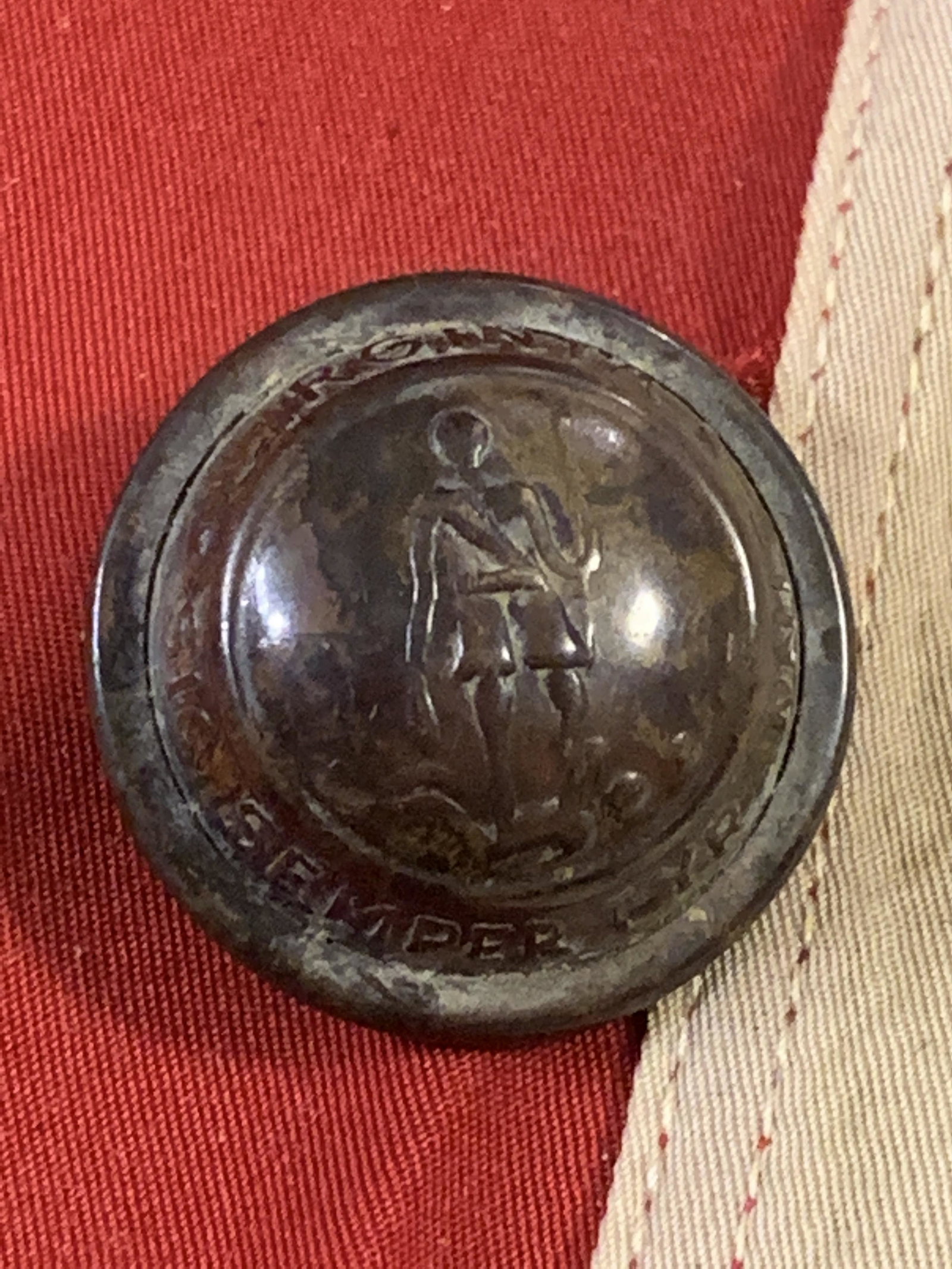 RARE SEMPER TYRANIS VIRGINIA OFFICER COAT BUTTON: RARE SEMPER TYRANIS VIRGINIA OFFICER COAT BUTTON. IN MINT OVERALL SHAPE AND CONDITION WITH A BEAUTIFUL OVERALL PATINA. A GREAT FIND AND AN EXCELLENT ADDITION TO YOUR COLLECTION.