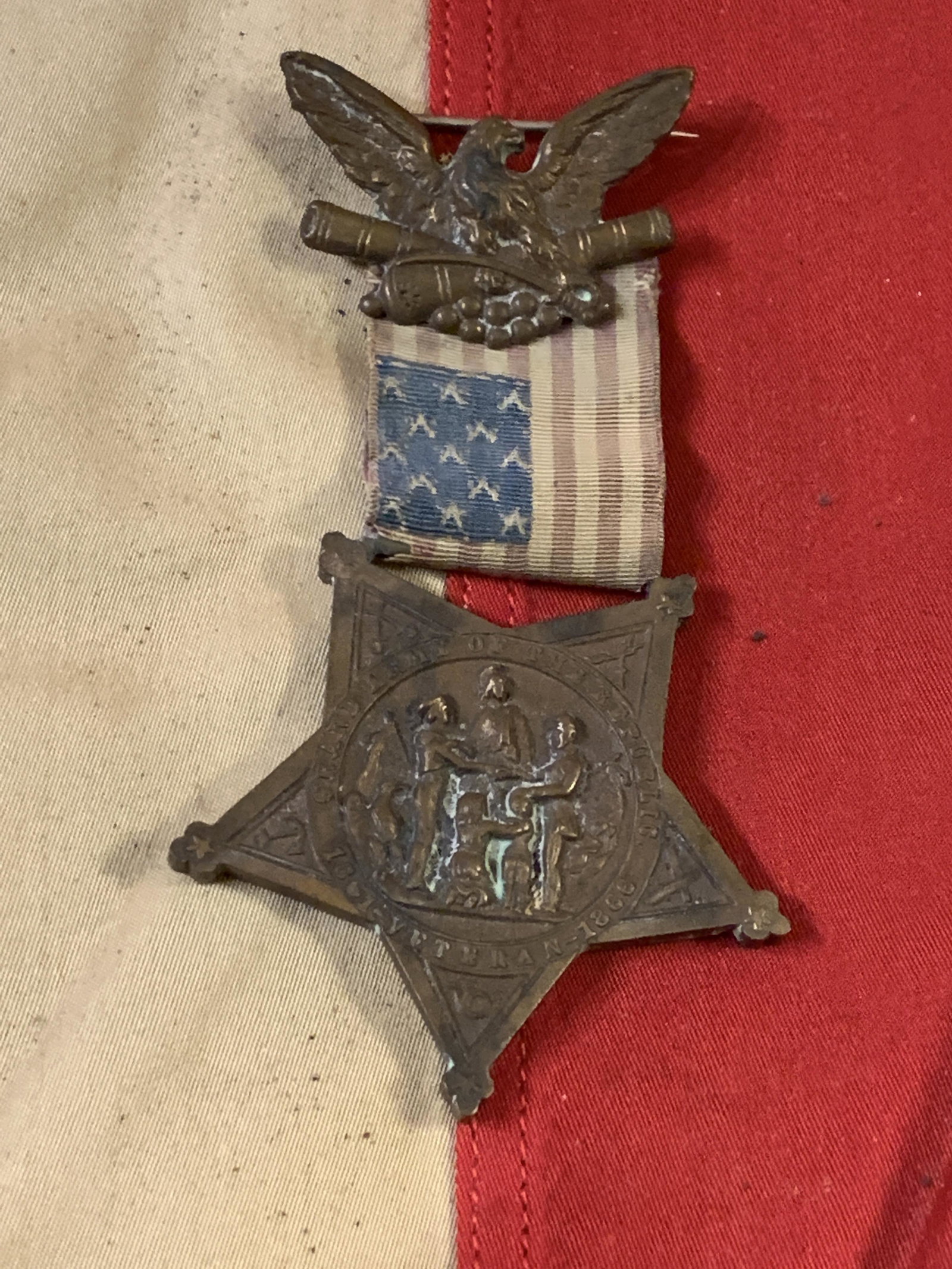 RARE DATED 1866 CIVIL WAR CONFEDERATE VETERANS MEDAL: RARE DATED 1866 CIVIL WAR CONFEDERATE VETERANS MEDAL W/RIBBON. IN GOOD OVERALL SHAPE AND CONDITION WITH A BEAUTIFUL OVERALL PATINA. A GREAT FIND AND AN EXCELLENT ADDITION TO YOUR COLLECTION.