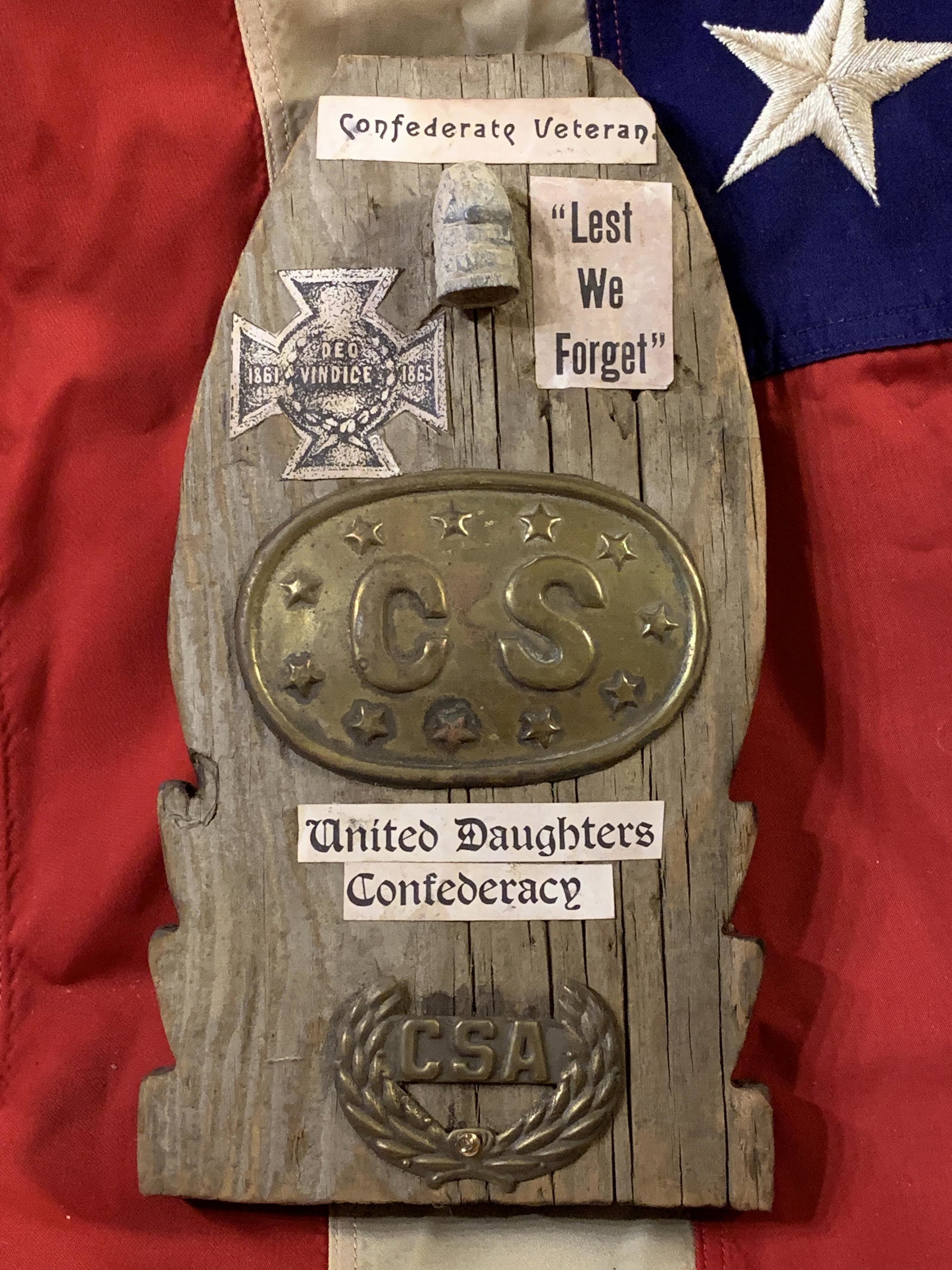 RARE CIVIL WAR CONFEDERATE VETERANS WALL PLAQUE: RARE CIVIL WAR CONFEDERATE VETERANS WALL PLAQUE. IN GOOD OVERALL SHAPE AND CONDITION. A GREAT FIND AND AN EXCELLENT ADDITION TO YOUR COLLECTION.