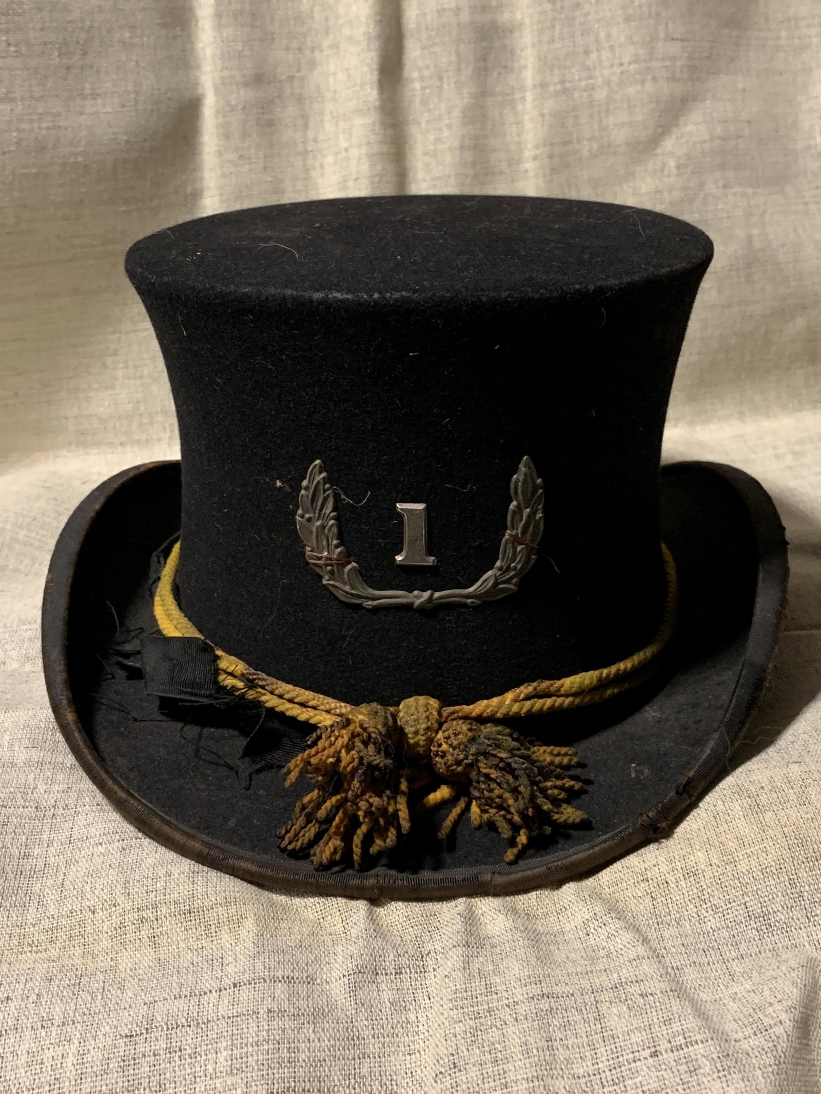 RARE CIVIL WAR CONFEDERATE CAVLRY OFFICER TOP HAT: RARE CIVIL WAR CONFEDERATE CAVLRY OFFICER TOP HAT. THIS TOP HAT IS IN MINT OVERALL SHAPE AND CONDITION WITH A BEAUTIFUL OVERALL PATINA. HAS A GREAT LOOK TO IT WITH AN EXCELLENT OVERALL EYE APPEAL. A G