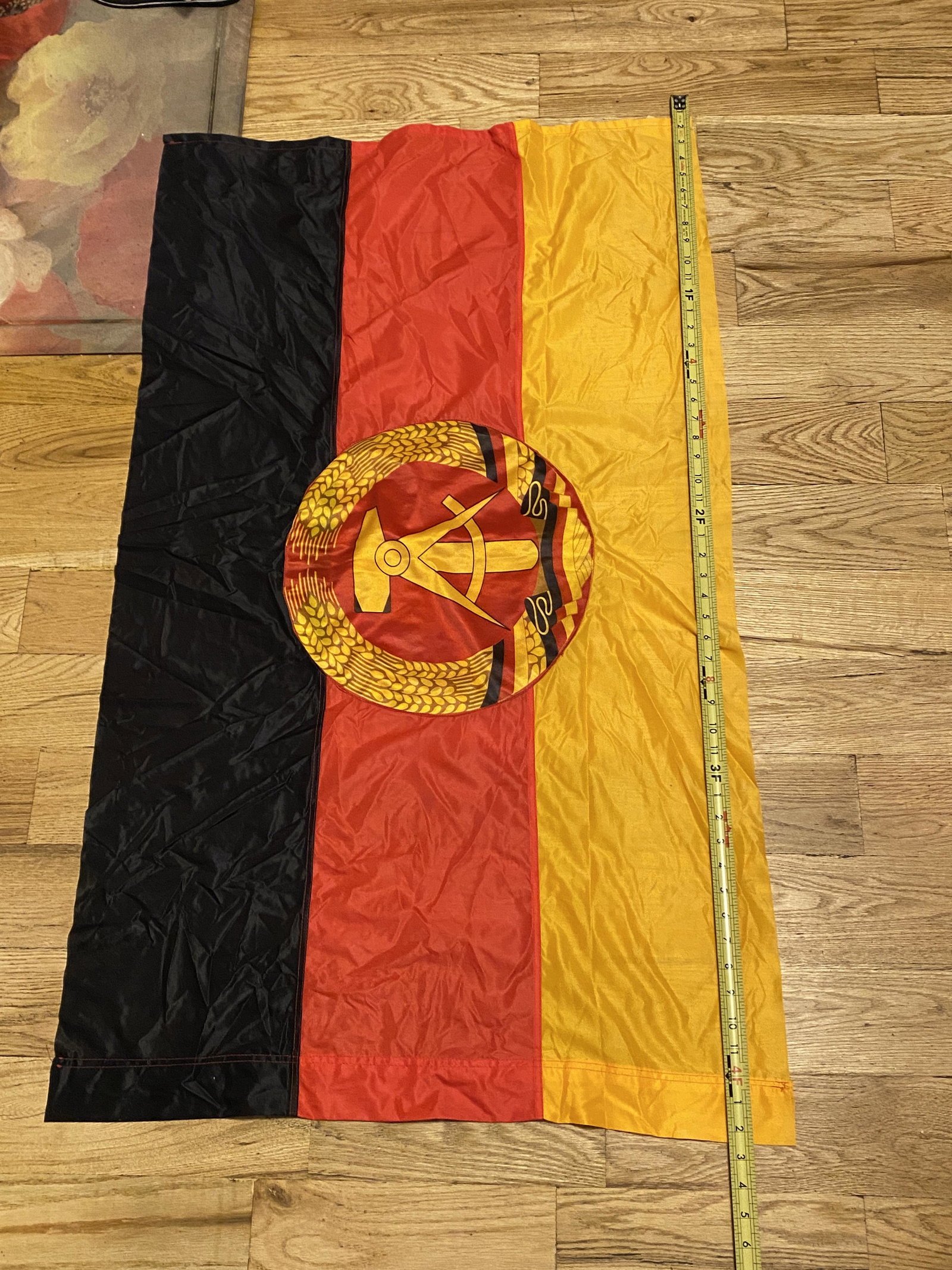 RARE EAST GERMAN SILK FLAG: RARE EAST GERMAN SILK FLAG. IN MINT OVERALL SHAPE AND CONDITION WITH A BEAUTIFUL OVERALL PATINA. A GREAT FIND AND AN EXCELLENT ADDITION TO YOUR COLLECTION.