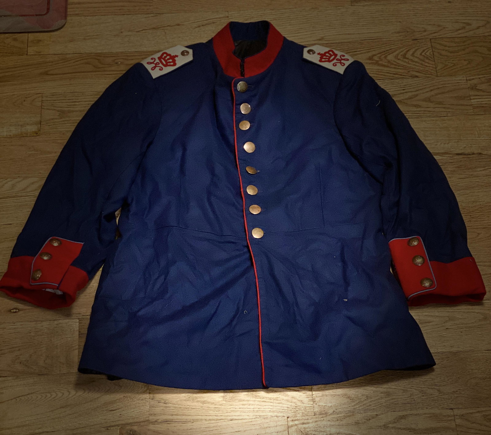 WW1 GERMAN PRUSSIAN OFFICERS JACKET: WW1 GERMAN PRUSSIAN OFFICERS JACKET. IN GOOD OVERALL SHAPE AND CONDITION WITH A BEAUTIFUL OVERALL PATINA. A GREAT FIND AND AN EXCELLENT ADDITION TO YOUR COLLECTION.