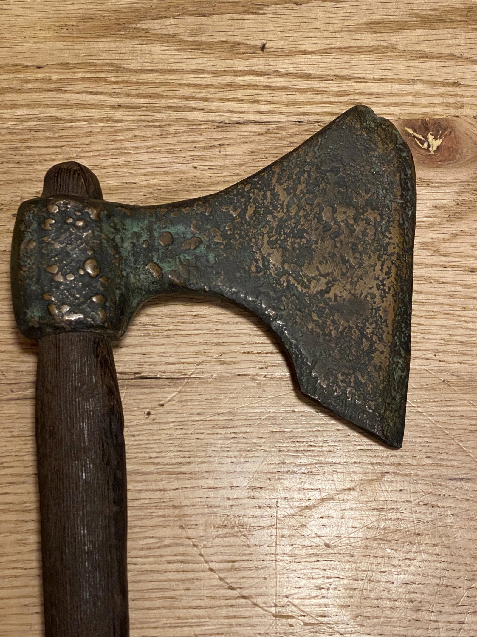 ANTIQUE 15TH CENTURY VIKING STYLE AXE: ANTIQUE 15TH CENTURY VIKING STYLE AXE. IN GOOD OVERALL SHAPE AND CONDITION WITH A BEAUTIFUL OVERALL PATINA. APPEARS TO BE VERY WELL USED AND IN MINT SHAPE AND CONDITION. PLEASE VIEW ALL DETAILED PICTU