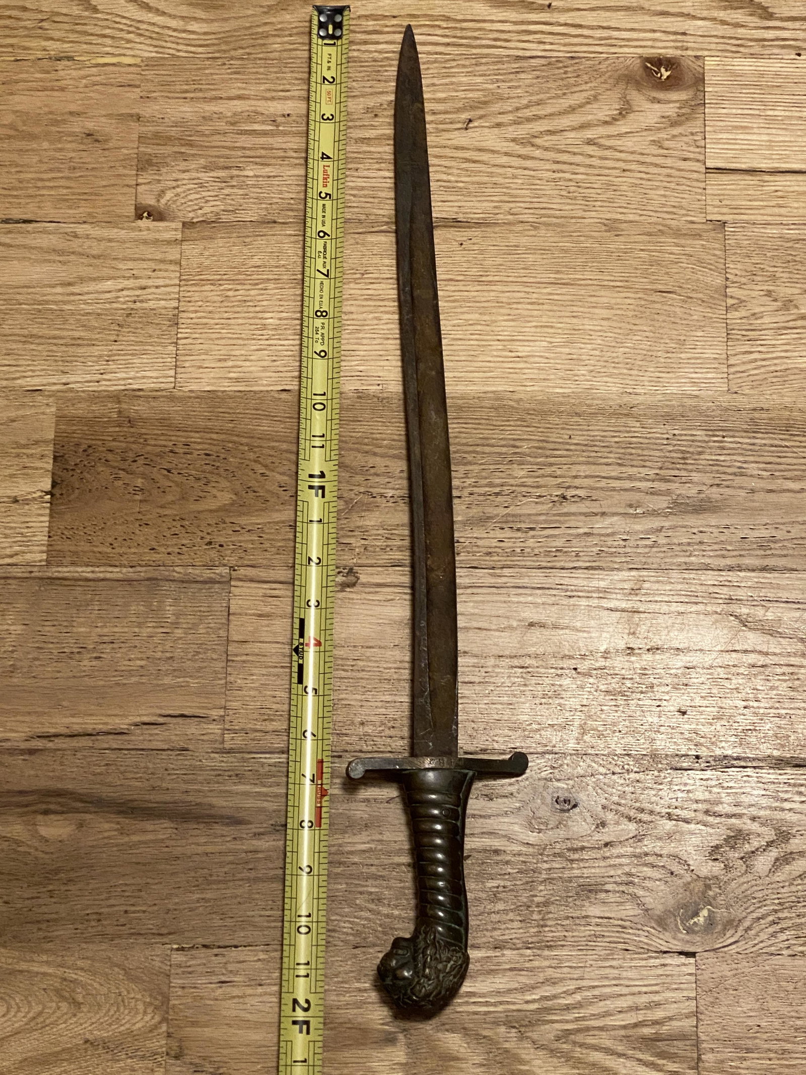RARE CIVIL WAR CONFEDERATE LION HEAD HANDLE SWORD: RARE CIVIL WAR CONFEDERATE LION HEAD HANDLE SHORT SWORD. IN GOOD OVERALL SHAPE AND CONDITION WITH A BEAUTIFUL OVERALL PATINA. HAS A GREAT LOOK TO IT WITH AN EXCELLENT OVERALL EYE APPEAL. PELASE VIEW A