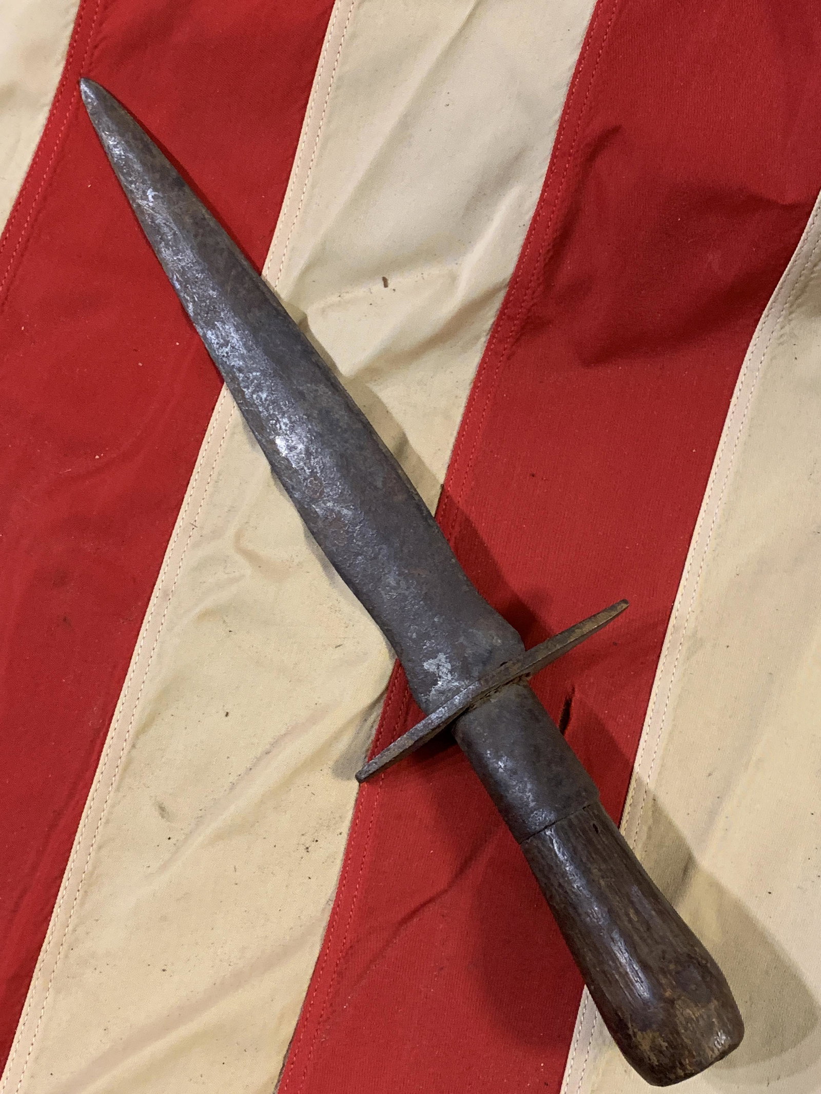 RARE CIVIL WAR CONFEDERATE WARRIORS BOWIE KNIFE: RARE CIVIL WAR CONFEDERATE WARRIORS BOWIE KNIFE. IN MINT OVERALL SHAPE AND CONDITION WITH A BEAUTIFUL OVERALL PATINA. THE ORIGINS OF THIS ARE PROBABLY FROM GETTYSBURG, PA, AS THIS KNIFE WAS FOUND IN A