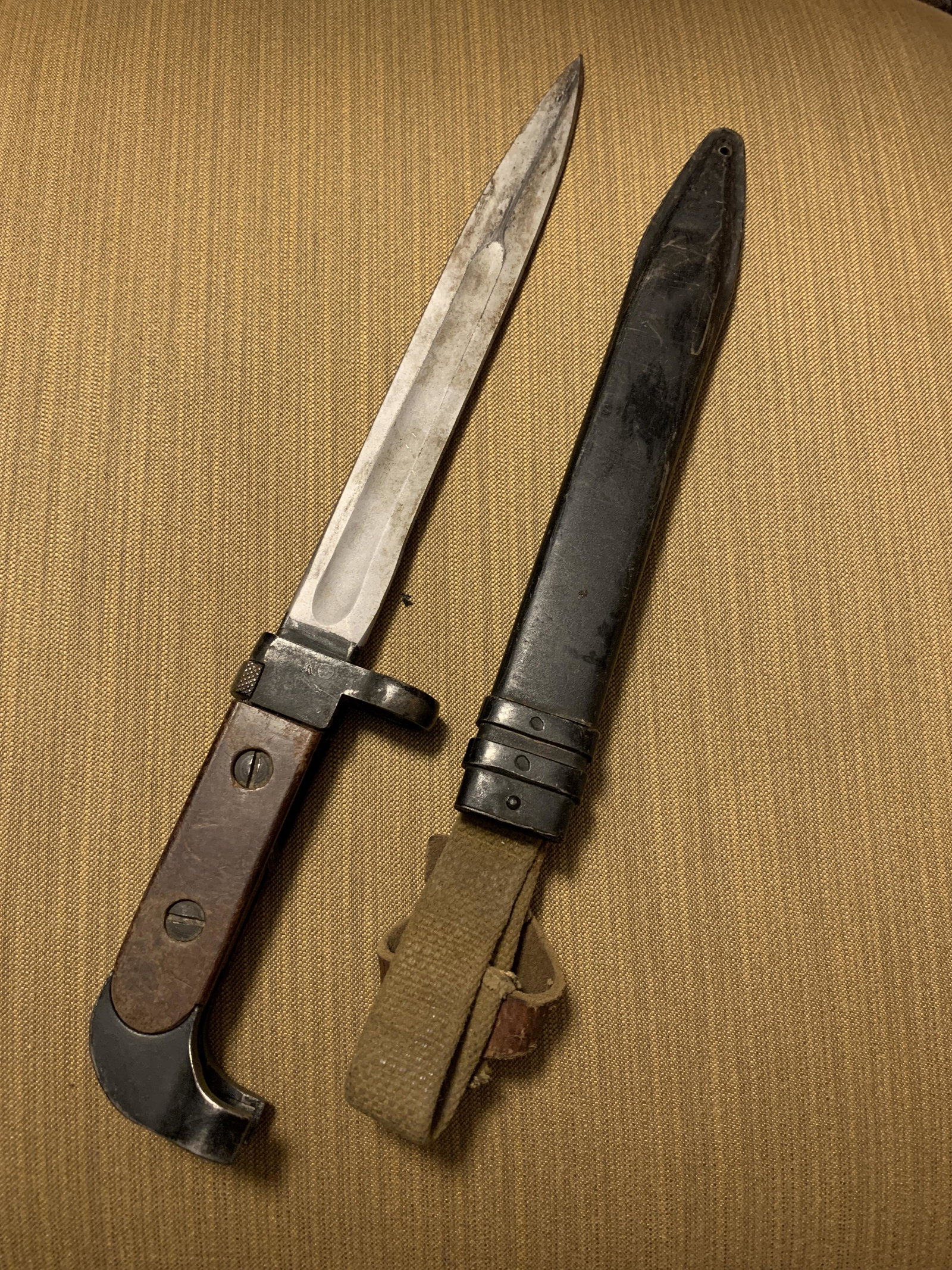 WW2 ERA BAYONET WITH SCABBARD: WW2 ERA BAYONET WITH SCABBARD. IN GOOD OVERALL SHAPE AND CONDITION WITH A BEAUTIFUL OVERALL PATINA. A GREAT FIND AND AN EXCELLENT ADDITION TO YOUR COLLECTION.