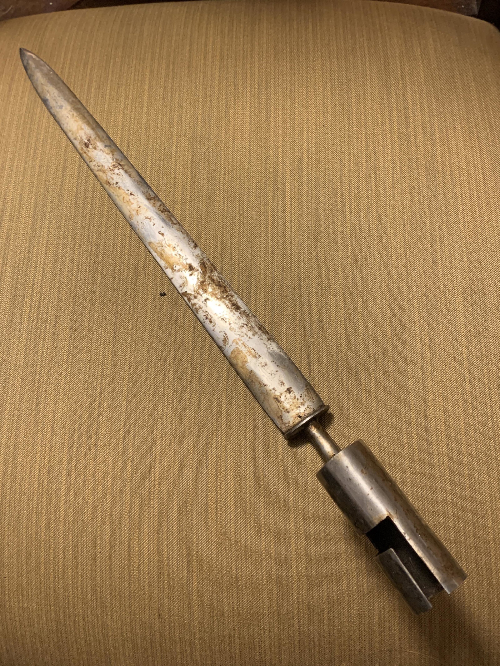 RARE RIFLE BAYONET MARKED NO. 970: RARE RIFLE BAYONET MARKED NO. 970. IN GOOD OVERALL SHAPE AND CONDITION. A GREAT FIND AND AN EXCELLENT ADDITION TO YOUR COLLECTION.