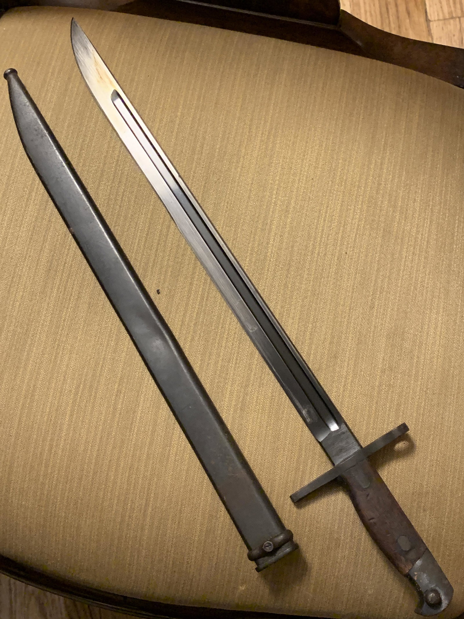 RARE WW2 GERMAN BAYONET WITH SCABBARD: RARE WW2 GERMAN BAYONET WITH SCABBARD. IN MINT OVERALL SHAPE AND CONDITION WITH A BEAUTIFUL OVERALL PATINA. PLEASE VIEW ALL DETAILED PICTURES. A GREAT FIND AND AN EXCELLENT ADDITION TO YOUR COLLECTION