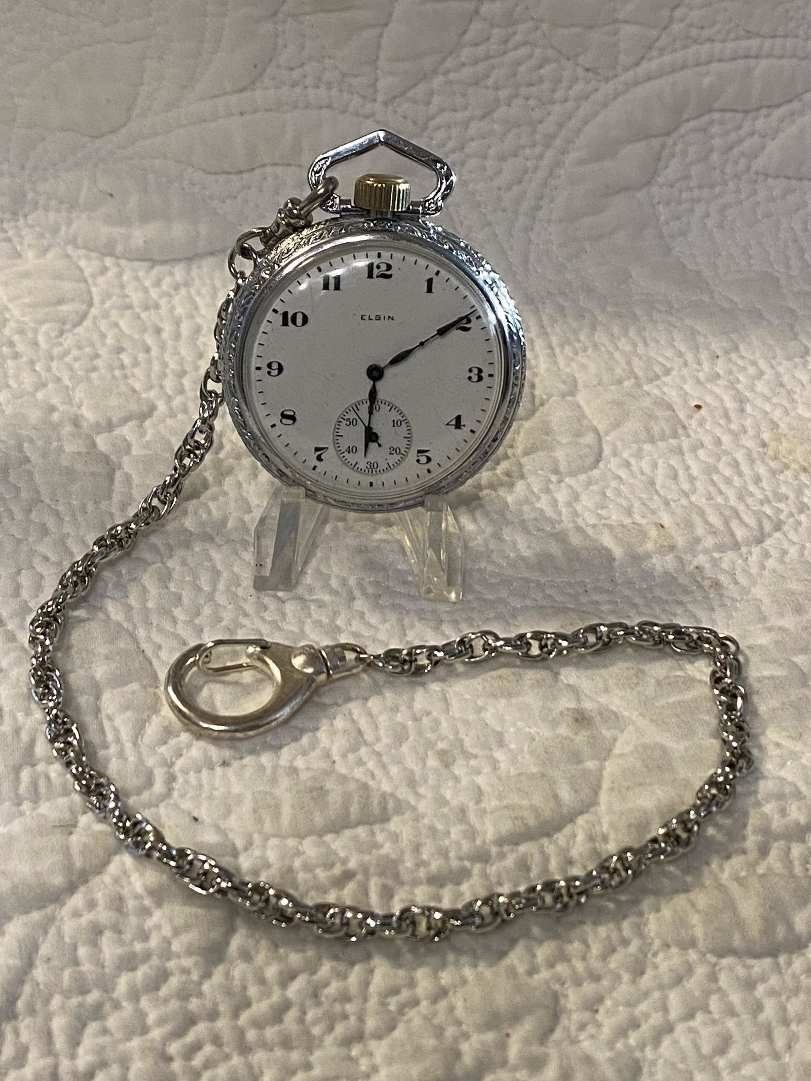 ANTIQUE ELGIN MENS POCKET WATCH W/FOB CHAIN: ANTIQUE ELGIN MENS POCKET WATCH W/FOB CHAIN. IN EXCELLENT OVERALL SHAPE AND CONDITION. HAS A GREAT LOOK TO IT WITH AN EXCELLENT OVERALL EYE APPEAL. THIS POCKET WATCH HAS A BEAUTIFUL WATCH FOB. A GREAT