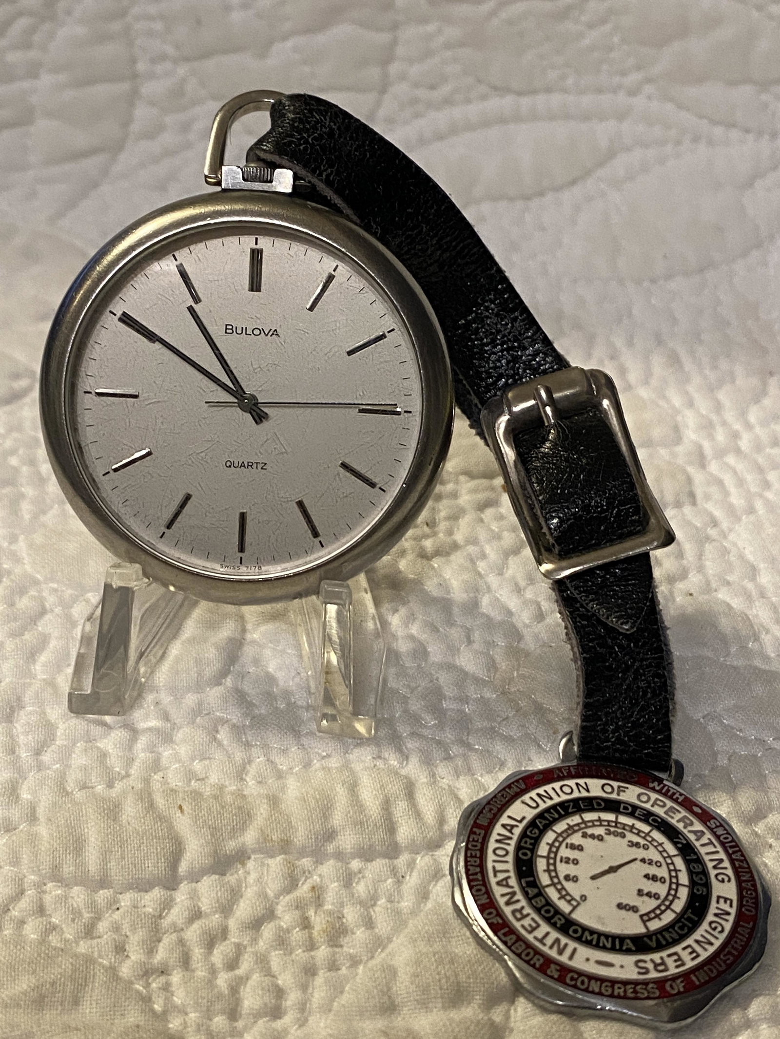 MENS VINTAGE BULOVA POCKET WATCH W/FOB: MENS VINTAGE BULOVA POCKET WATCH W/FOB. IN GOOD OVERALL SHAPE AND CONDITION. PLEASE VIEW ALL DETAILED PICTURES. A GREAT WATCH FOR EVERYDAY WEAR. A GREAT FIND.