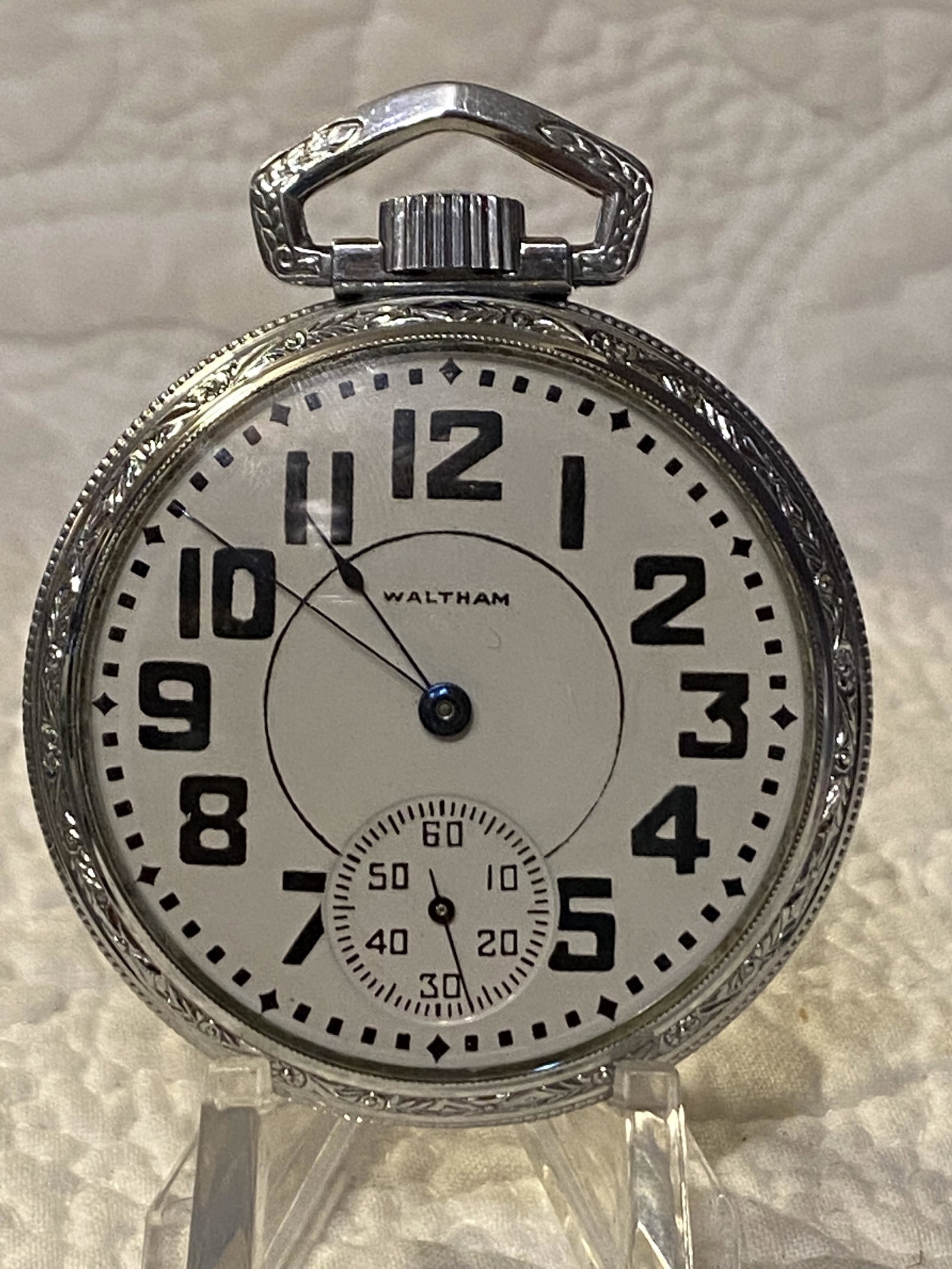 RARE 21J WALTHAM RAILROAD RIVERSIDE POCKET WATCH: RARE 21J WALTHAM RAILROAD RIVERSIDE POCKET WATCH. HAS A BEAUTIFUL TRAIN ENGRAVING ON THE BACK OF THE POCKET WATCH CASE. HAS A GREAT LOOK TO IT WITH AN EXCELLENT OVERALL EYE APPEAL. THIS WATCH DOES RUN