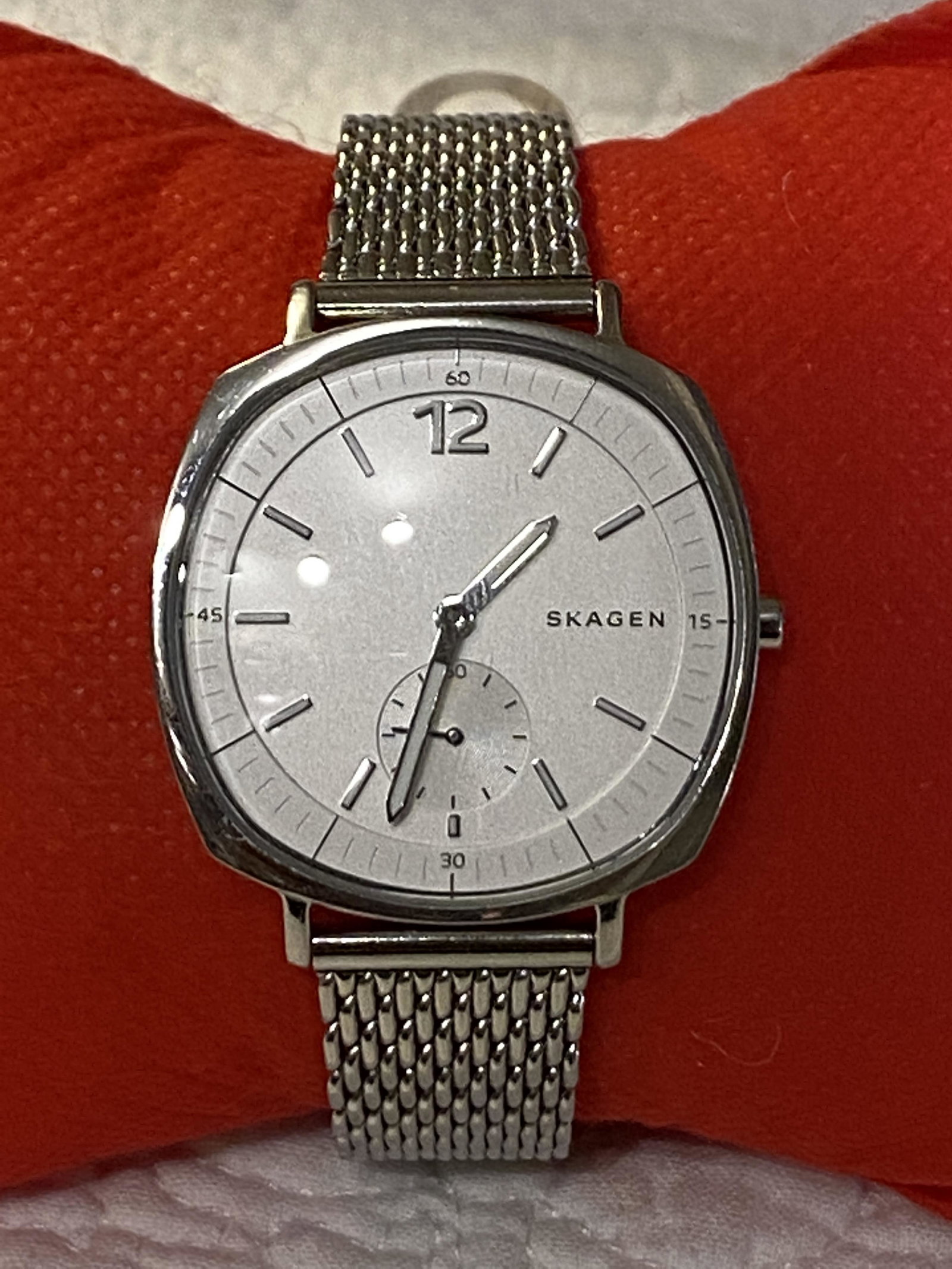 SKAGEN SKW2402 MENS SHARK MESH BRACELET WATCH: SKAGEN SKW2402 MENS SHARK MESH BRACELET WATCH. IN MINT OVERALL SHAPE AND CONDITION. WATCH RUNS AND KEEPS PERFECT TIME. A GREAT FIND AND AN EXCELLENT ADDITION TO YOUR COLLECTION.