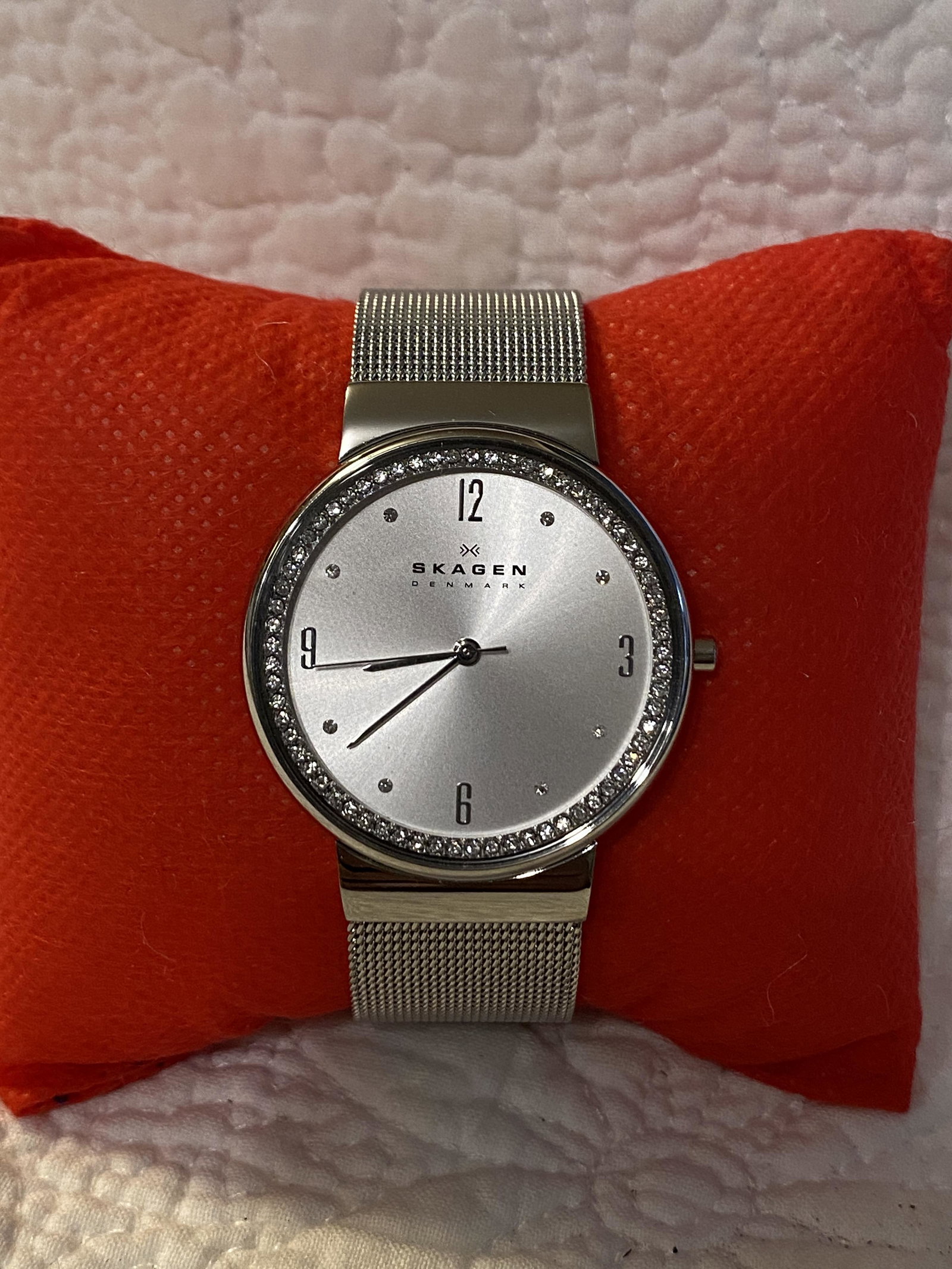 SKAGEN SKW2152 LADIES MESH BRACELET WRISTWATCH: SKAGEN SKW2152 LADIES MESH BRACELET WRISTWATCH. IN GOOD OVERALL SHAPE AND CONDITION. WORKS AND KEEPING GOOD TIME. A GREAT FIND AND AN EXCELLENT ADDITION TO YOUR COLLECTION.