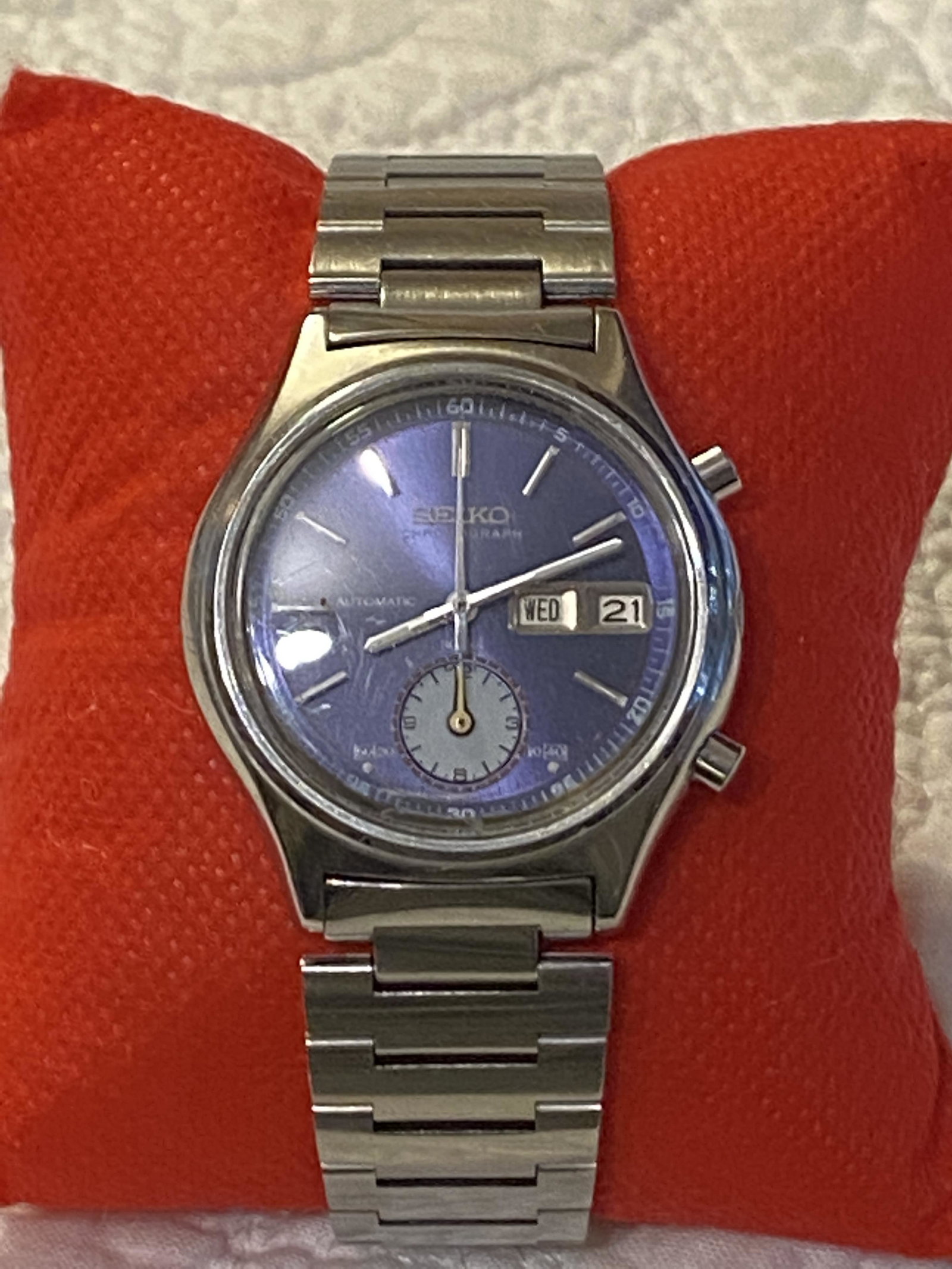 RARE SEIKO CHRONOGRAPH AUTOMATIC MENS WRISTWATCH: RARE SEIKO CHRONOGRAPH AUTOMATIC MENS WRISTWATCH. IN GOOD OVERALL SHAPE AND CONDITION. KEEPS GOOD TIME. PLEASE VIEW ALL DETAILED PICTURES. A GREAT FIND AND AN EXCELLENT ADDITION TO YOUR COLLECTION.