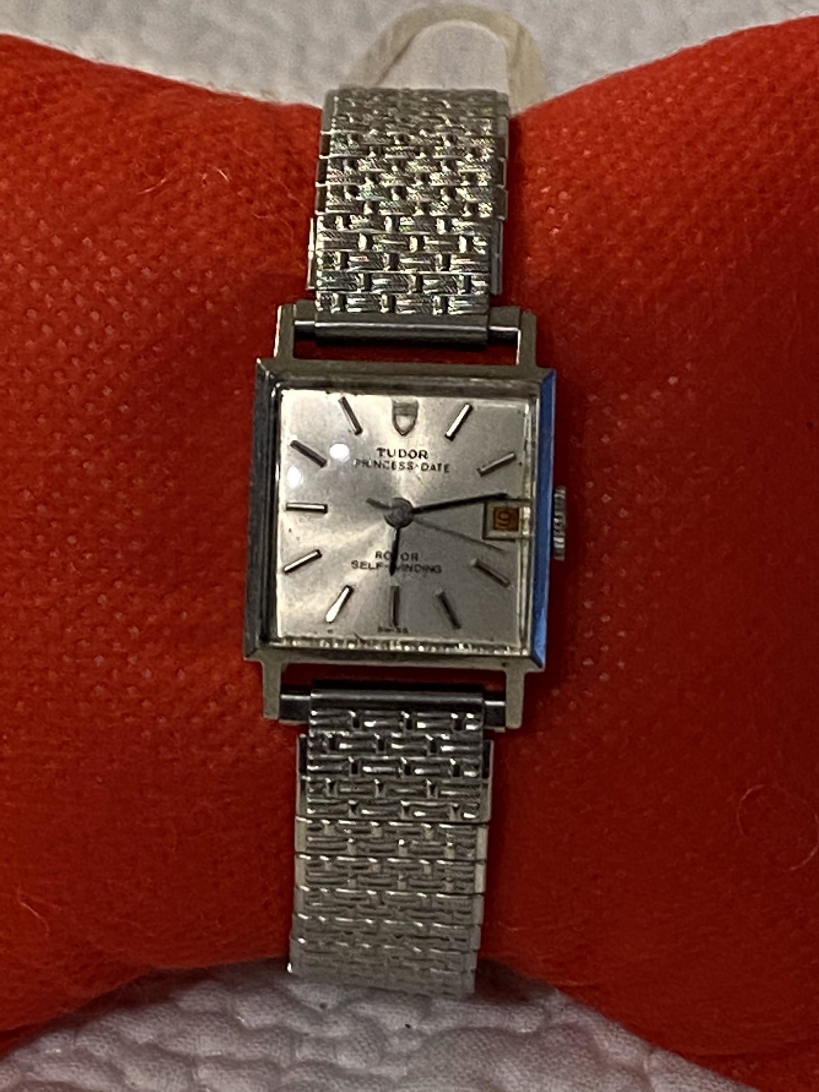 ROLEX TUDOR PRINCESS DATE LADIES WATCH: ROLEX TUDOR PRINCESS DATE LADIES WATCH. HAS AN AUTOMATIC SELF WINDING MOVEMENT. IN MINT OVERALL SHAPE AND CONDITION. RUNS AND KEEPS GOOD TIME. PLEASE VIEW ALL DETAILED PICTURES. A GREAT FIND AND AN EX
