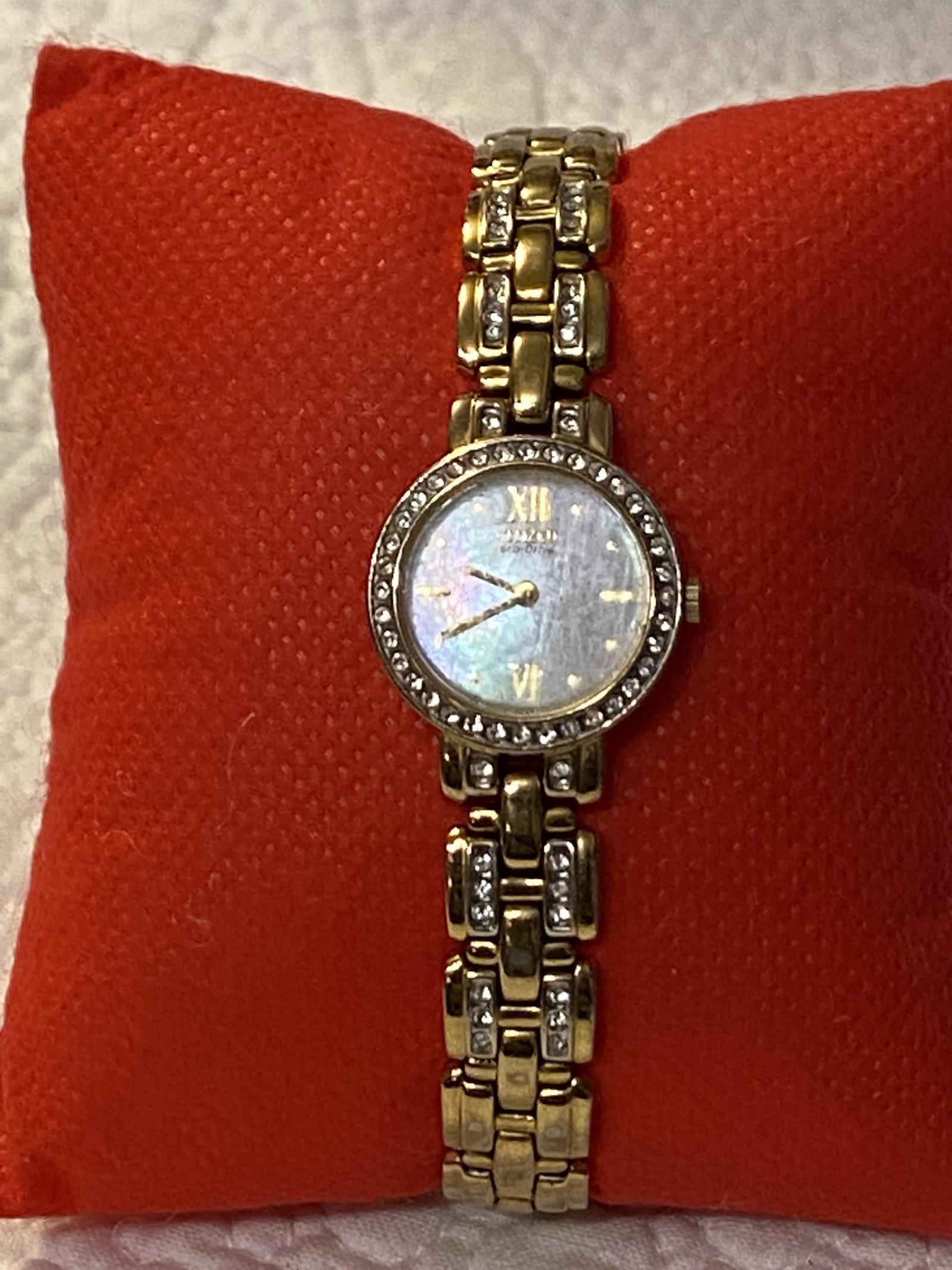 LADIES CITIZEN ECO DRIVE WRISTWATCH: LADIES CITIZEN ECO DRIVE WRISTWATCH. NEEDS A NEW BATTERY. A GREAT FIND AND AN EXCELLENT ADDITION TO YOUR COLLECTION.