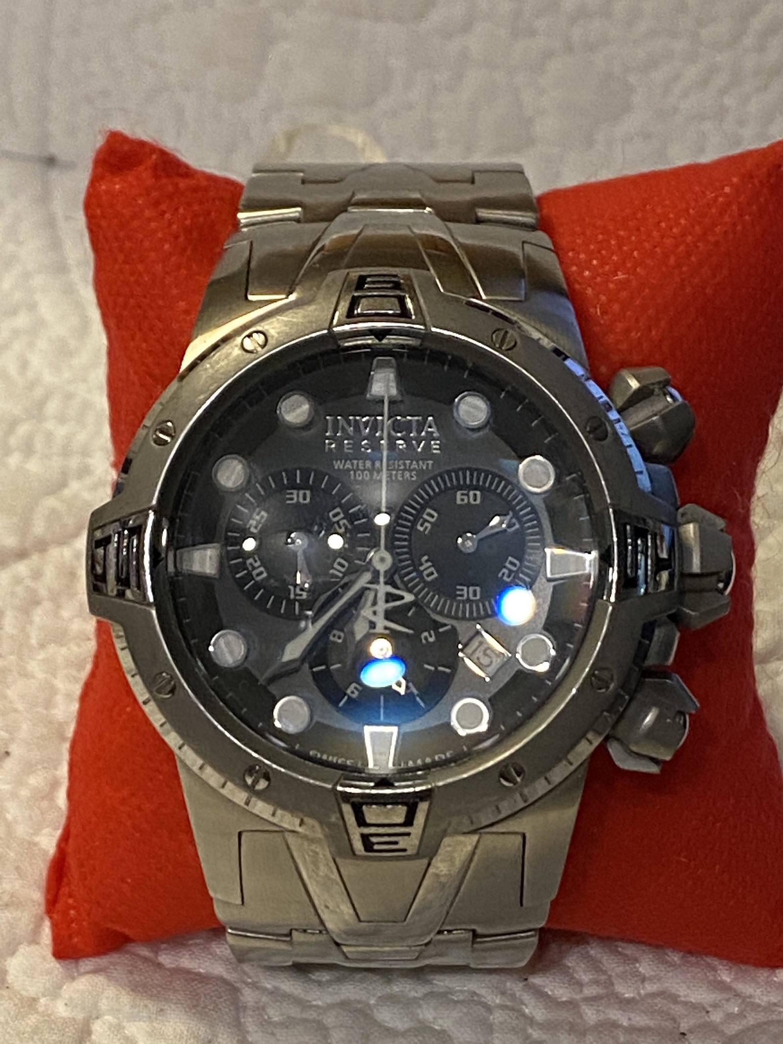 INVICTA RESERVE MENS CHRONOGRAPH WATCH: INVICTA RESERVE MENS CHRONOGRAPH WATCH. IN GOOD OVERALL SHAPE AND CONDITION. WATCH RUNS AND KEEPS GREAT TIME. PLEASE VIEW ALL DETAILED PICTURES. A GREAT FIND AND AN EXCELLENT ADDITION TO YOUR COLLECTI
