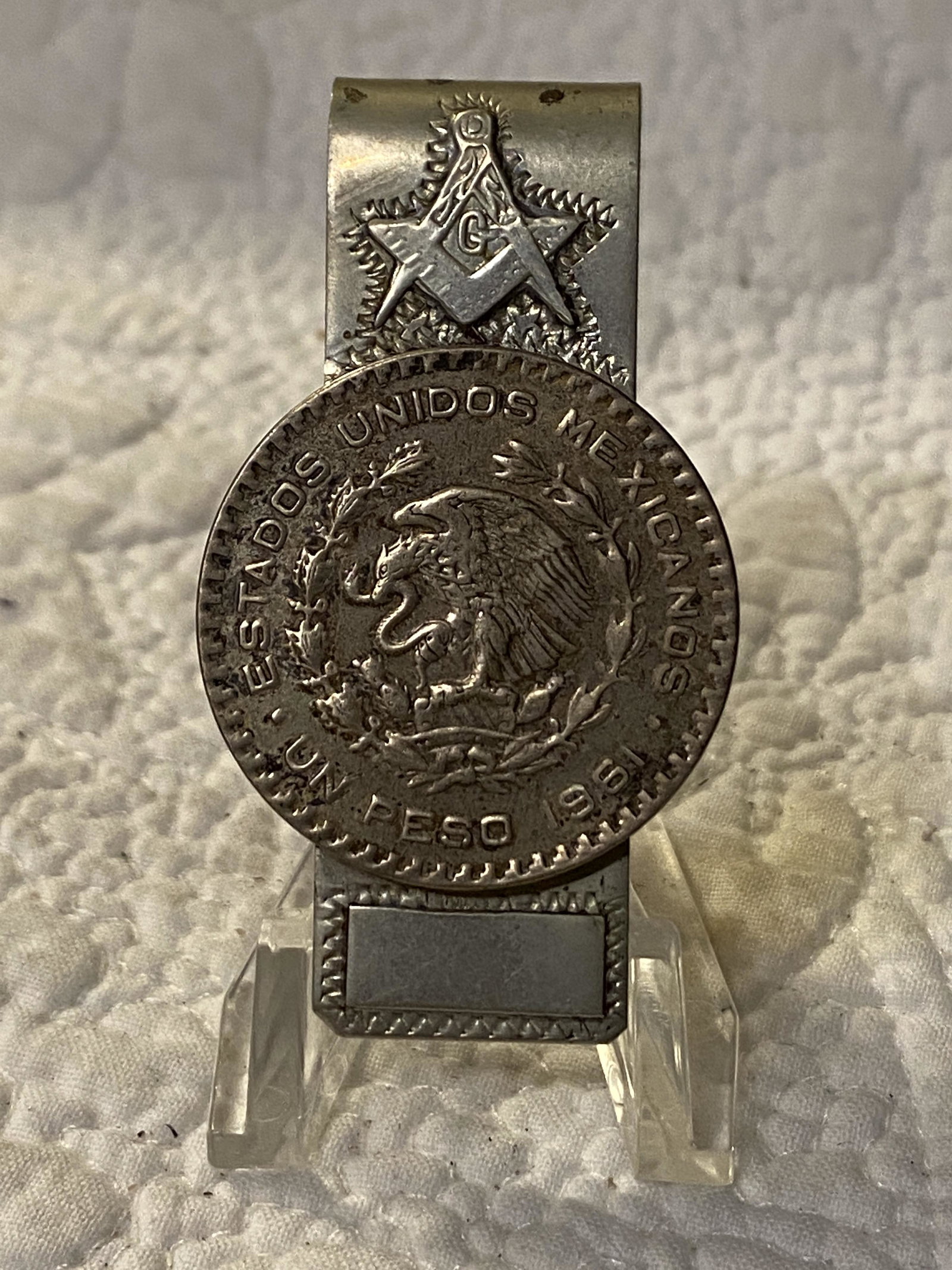 MASONIC STERLING SILVER MEXICAN PESOS COIN MONEY CLIP: MASONIC STERLING SILVER MEXICAN PESOS COIN MONEY CLIP. IN GOOD OVERALL SHAPE AND CONDITION. THIS IS A RARE FIND. VERYU WELL MADE. A GREAT FIND AND AN EXCELLENT ADDITION TO YOUR COLLECTION.