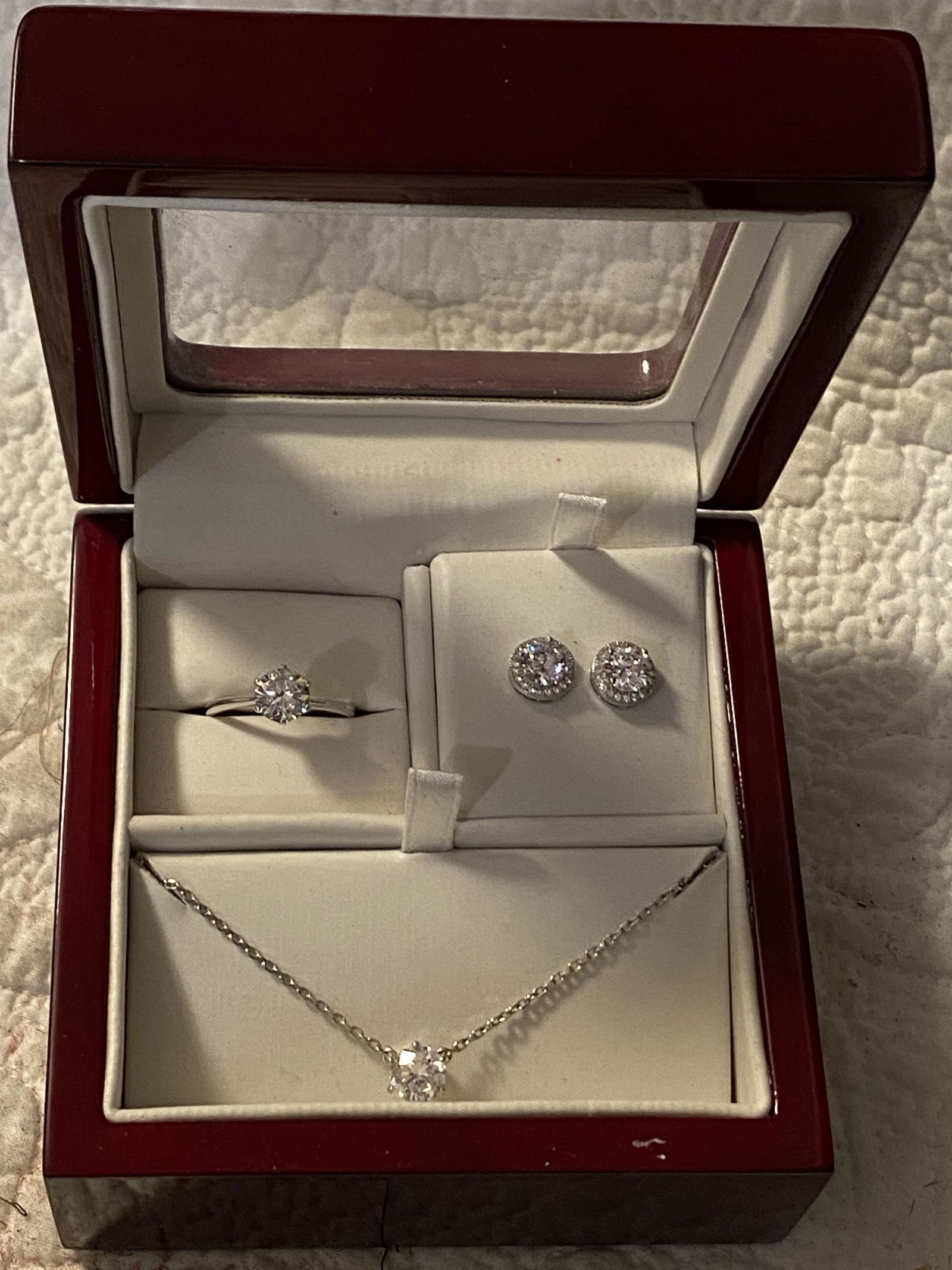 LADIES STERLING SILVER EARRINGS, RING & NECKLACE SET: LADIES STERLING SILVER EARRINGS, RING & NECKLACE SET. BEAUTIFUL SET. WOULD MAKE A PERFECT CHRISTMAS GIFT. COMES AS A SET IN THE BOX. A GREAT GIFTABLE SET.