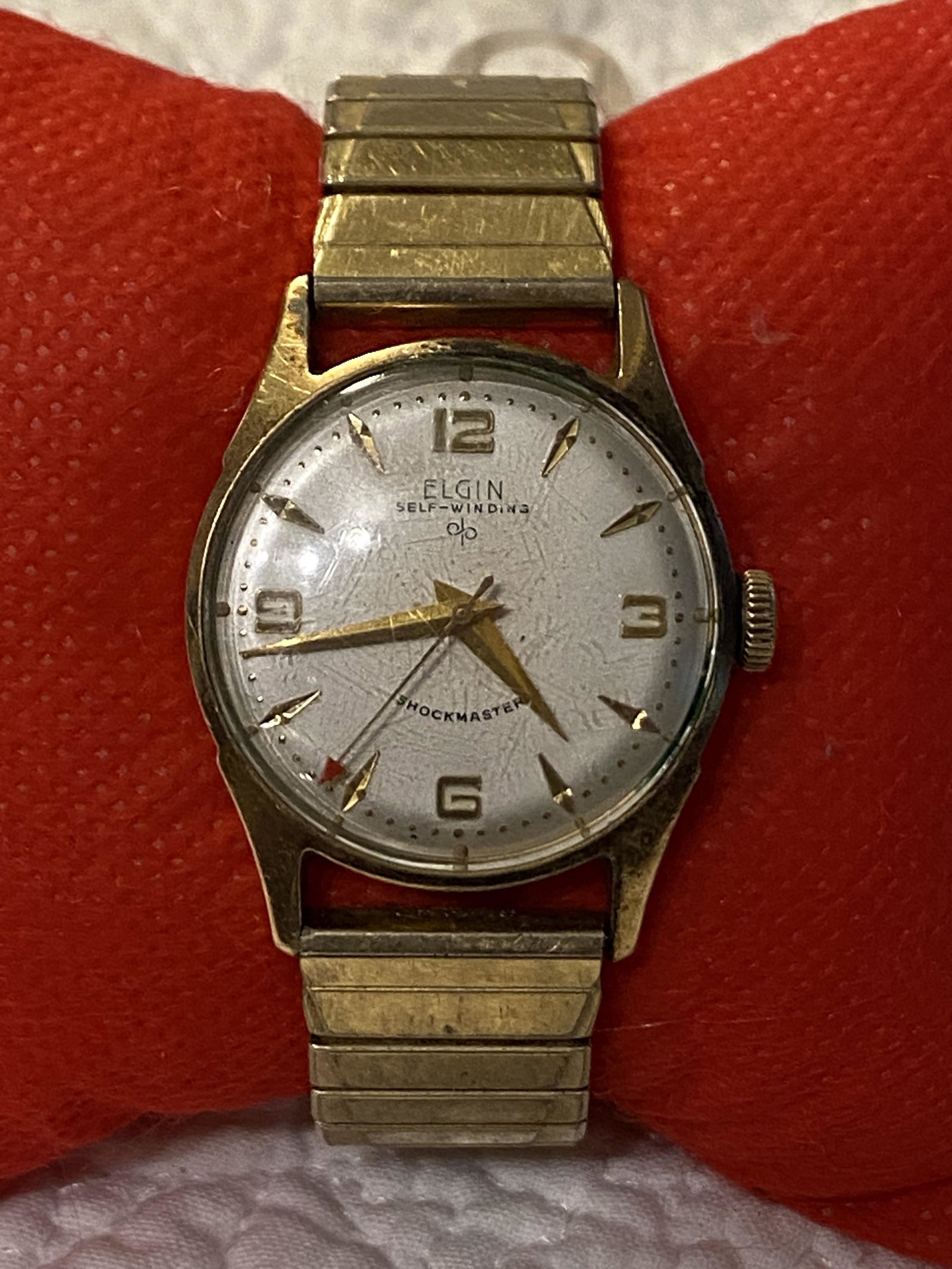 ELGIN SELF-WINDING MENS WRISTWATCH: ELGIN SELF-WINDING MENS WRISTWATCH. IN GOOD OVERALL SHAPE AND CONDITION. WATCH DOES RUN. PLEASE VIEW ALL DETAILED PICTURES. A GREAT FIND AND AN EXCELLENT ADDITION TO YOUR COLLECTION.