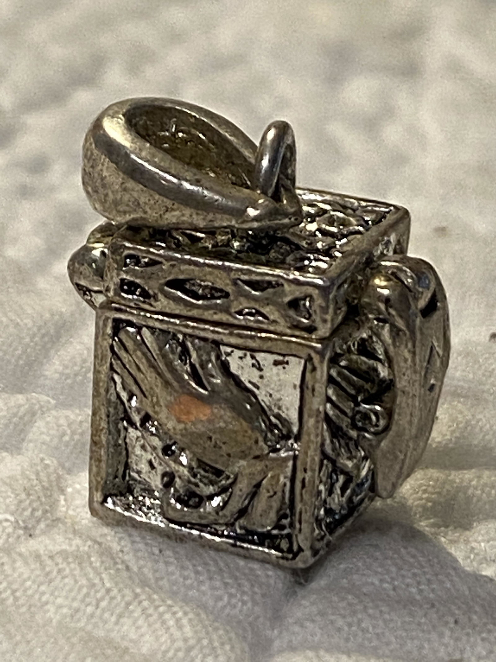 VINTAGE STERLING SILVER JAPANESE PILL BOX PENDANT: VINTAGE STERLING SILVER JAPANESE PILL BOX PENDANT. IN MINT OVERALL SHAPE AND CONDITION. PLEASE VIEW ALL DETAILED PICTURES. A GREAT FIND AND AN EXCELLENT ADDITION TO YOUR COLLECTION.