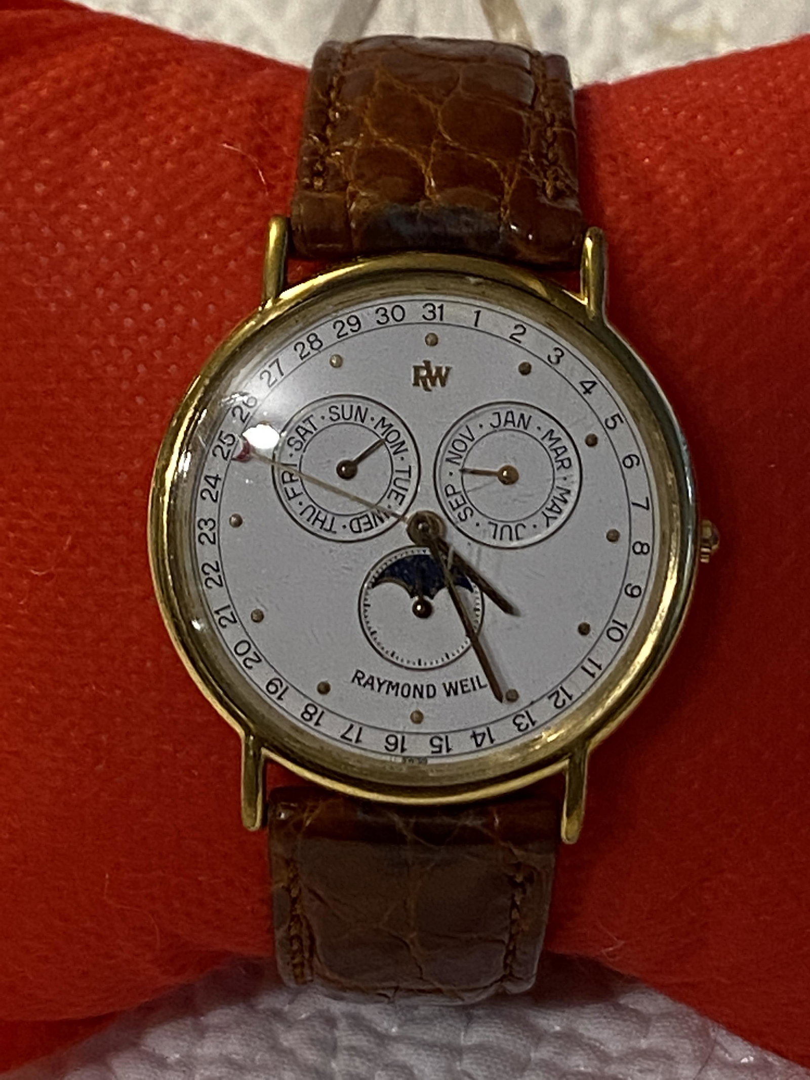 RARE RAYMOND WEIL CHRONOGRAPH MOON PHASE MENS WATCH: RARE RAYMOND WEIL CHRONOGRAPH MOON PHASE MENS WATCH. IN GOOD OVERALL SHAPE AND CONDITION. WORKING AND KEEPING GOOD TIME. HAS A GREAT LOOK TO IT WITH AN EXCELLENT OVERALL EYE APPEAL. PLEASE VIEW ALL DE