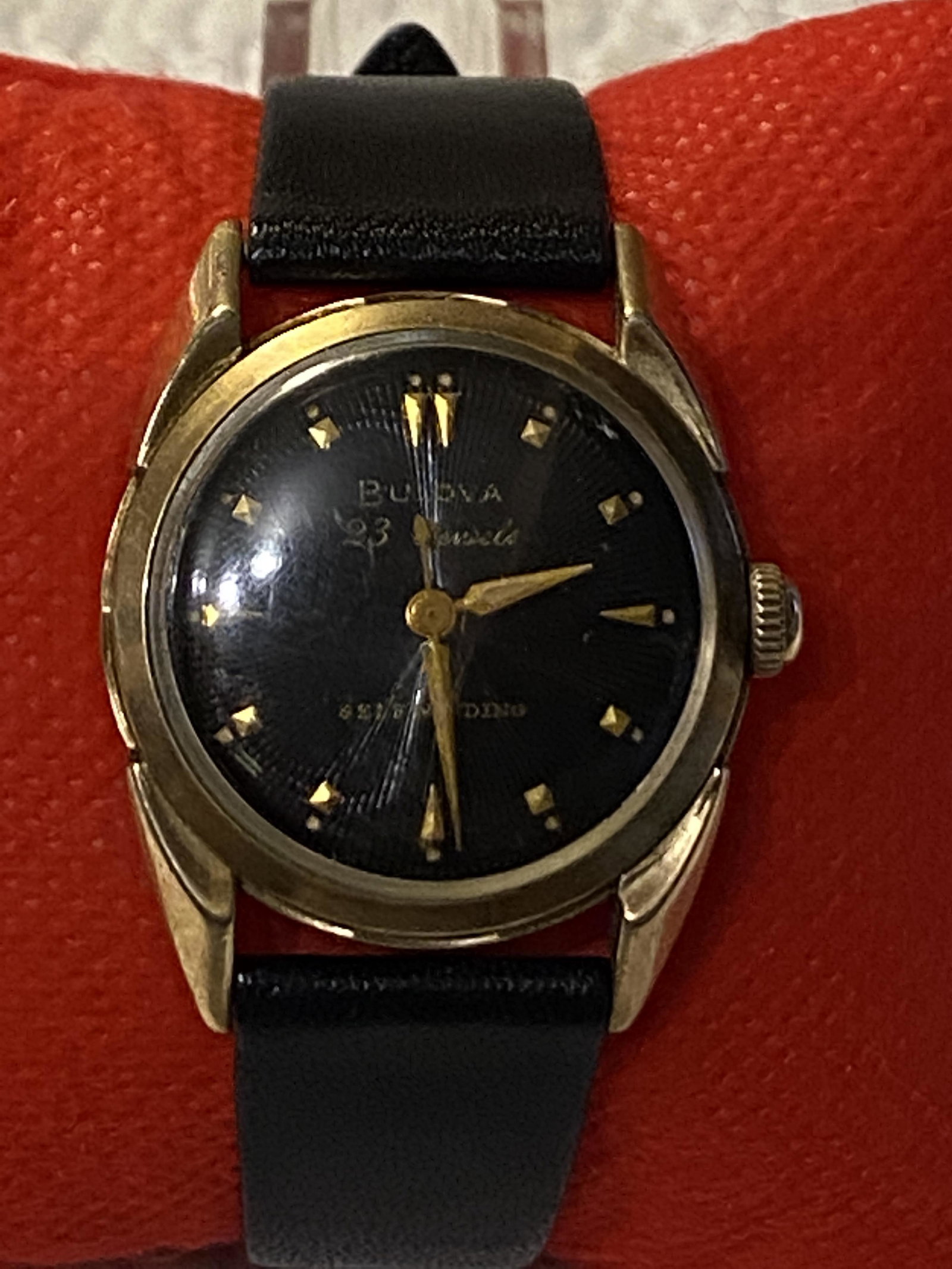 VINTAGE BULOVA SELF WINDING UNISEX WATCH: VINTAGE BULOVA SELF WINDING UNISEX WATCH. WATCH RUNS AND STOPS. NEEDS A LIGHT SERVICE. A GREAT FIND AND AN EXCELLENT ADDITION TO YOUR COLLECTION.