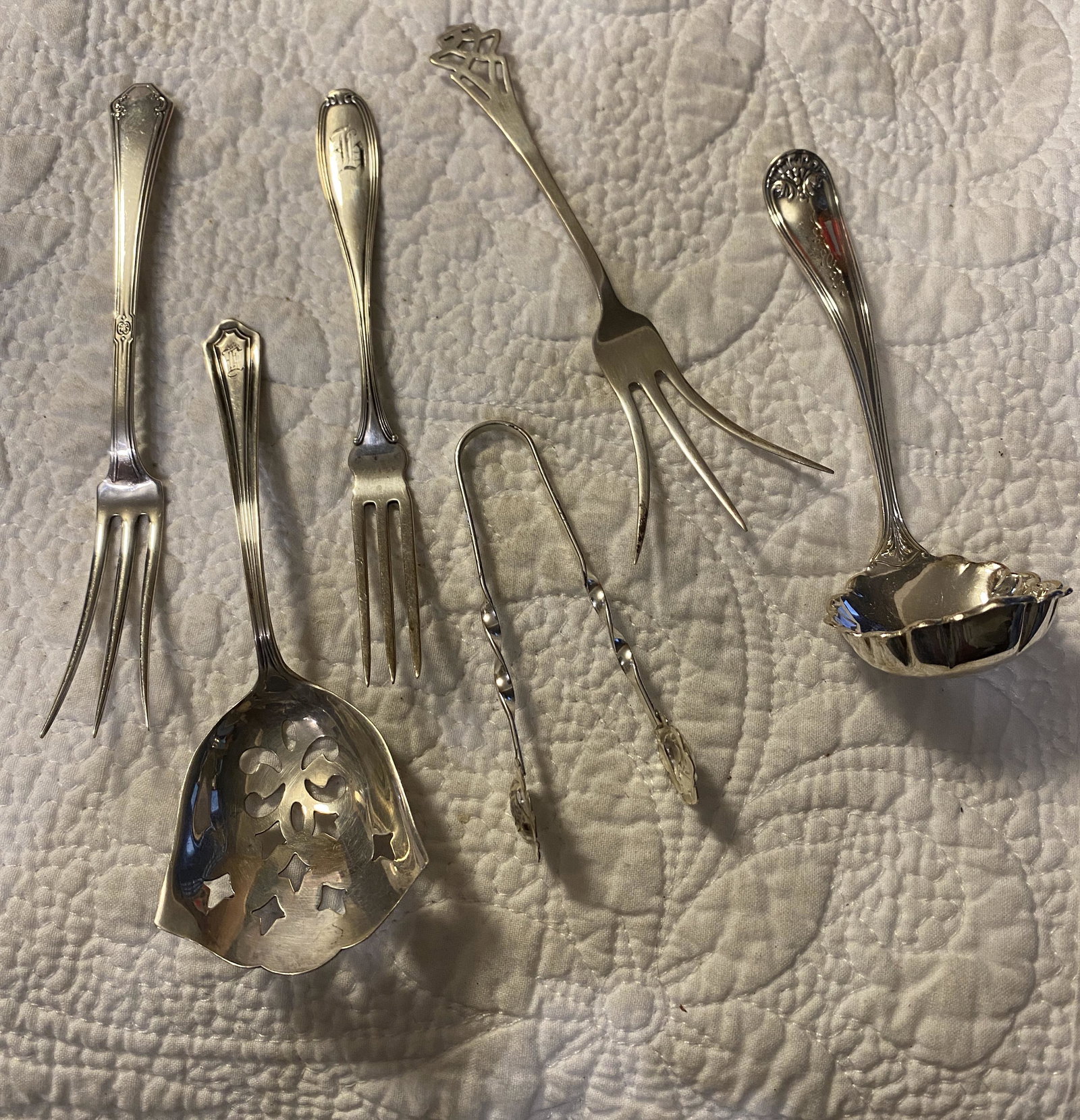 LOT OF (6) STELRING SILVER FLATWARE SET: LOT OF (6) STELRING SILVER FLATWARE SET. SOLD AS A LOT. ALL FOR ONE MONEY. A GREAT FIND AND AN EXCELLENT ADDITION TO YOUR COLLECTION.