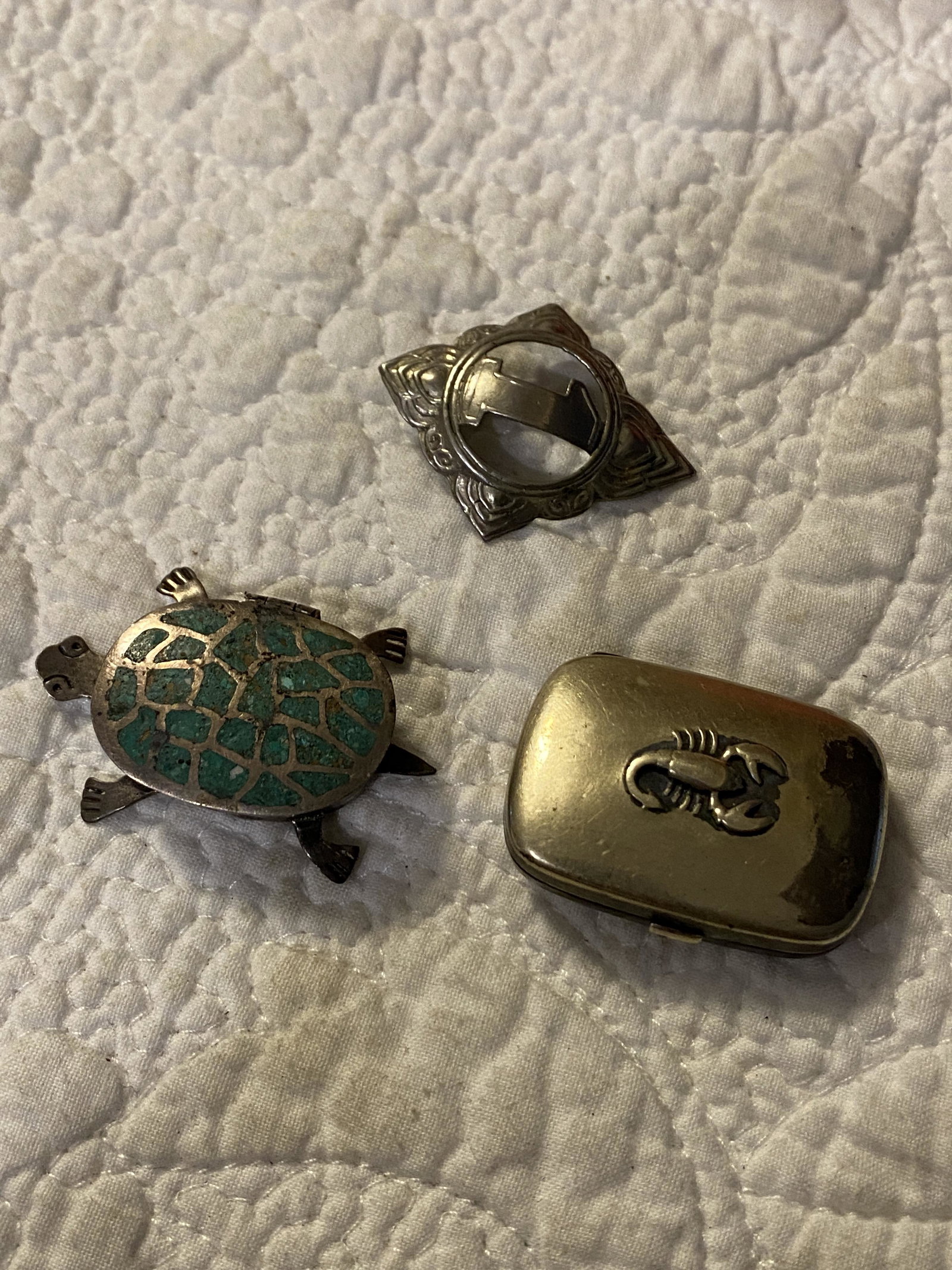 LOT OF (3) ANTIQUE PILL BOXES & BROOCH: LOT OF (3) ANTIQUE PILL BOXES & BROOCH. ONE OF THE PILL BOXES IS MARKED STERLING. PLEASE VIEW ALL DETAILED PICTURES. A GREAT FIND AND AN EXCELLENT ADDITION TO YOUR COLLECTION.