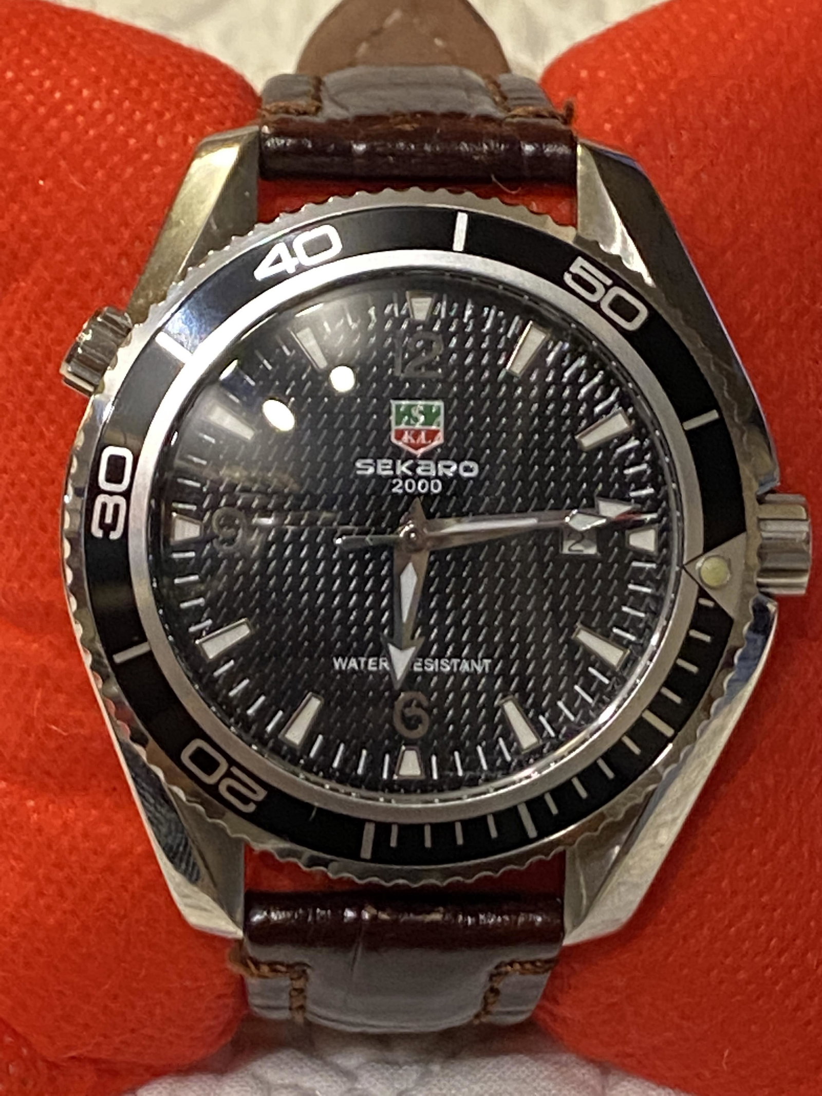 TAG HEUER HOMAGE SEKARO MENS DIVERS AUTOMATIC WATCH: TAG HEUER HOMAGE SEKARO MENS DIVERS AUTOMATIC WATCH. WATCH IS IN RUNNING CONDIITON. PLEASE VIEW ALL DETAILED PICTURES. A GREAT FIND AND AN EXCELLENT ADDITION TO YOUR COLLECTION.