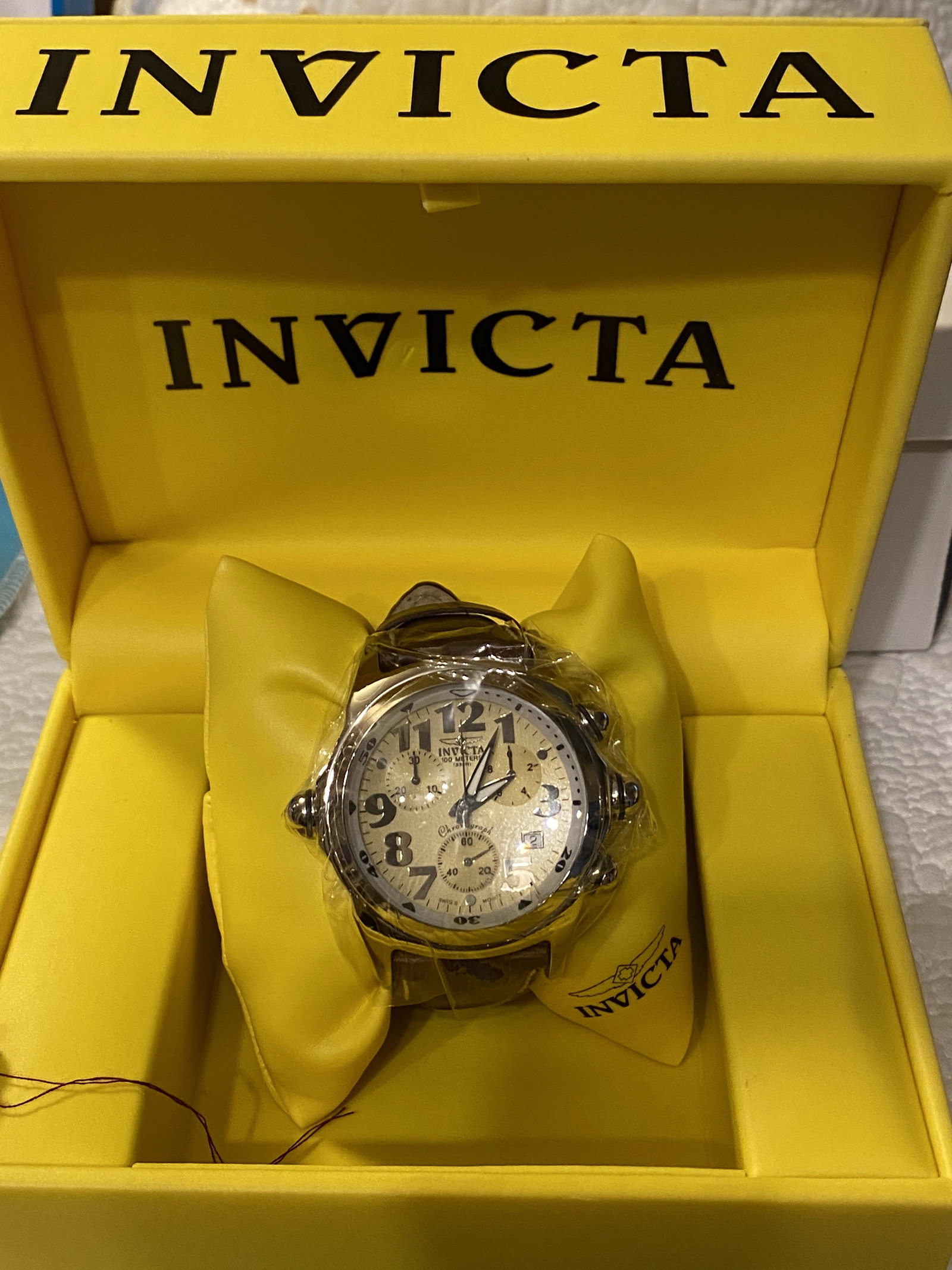 NIB INVICTA CHRONOGRAPH MENS WRISTWATCH: NIB INVICTA CHRONOGRAPH MENS WRISTWATCH. LIKE NEW IN THE BOX. IN GOOD OVERALL SHAPE AND CONDITION. A GREAT FIND AND AN EXCELLENT ADDITION TO YOUR COLLECTION.