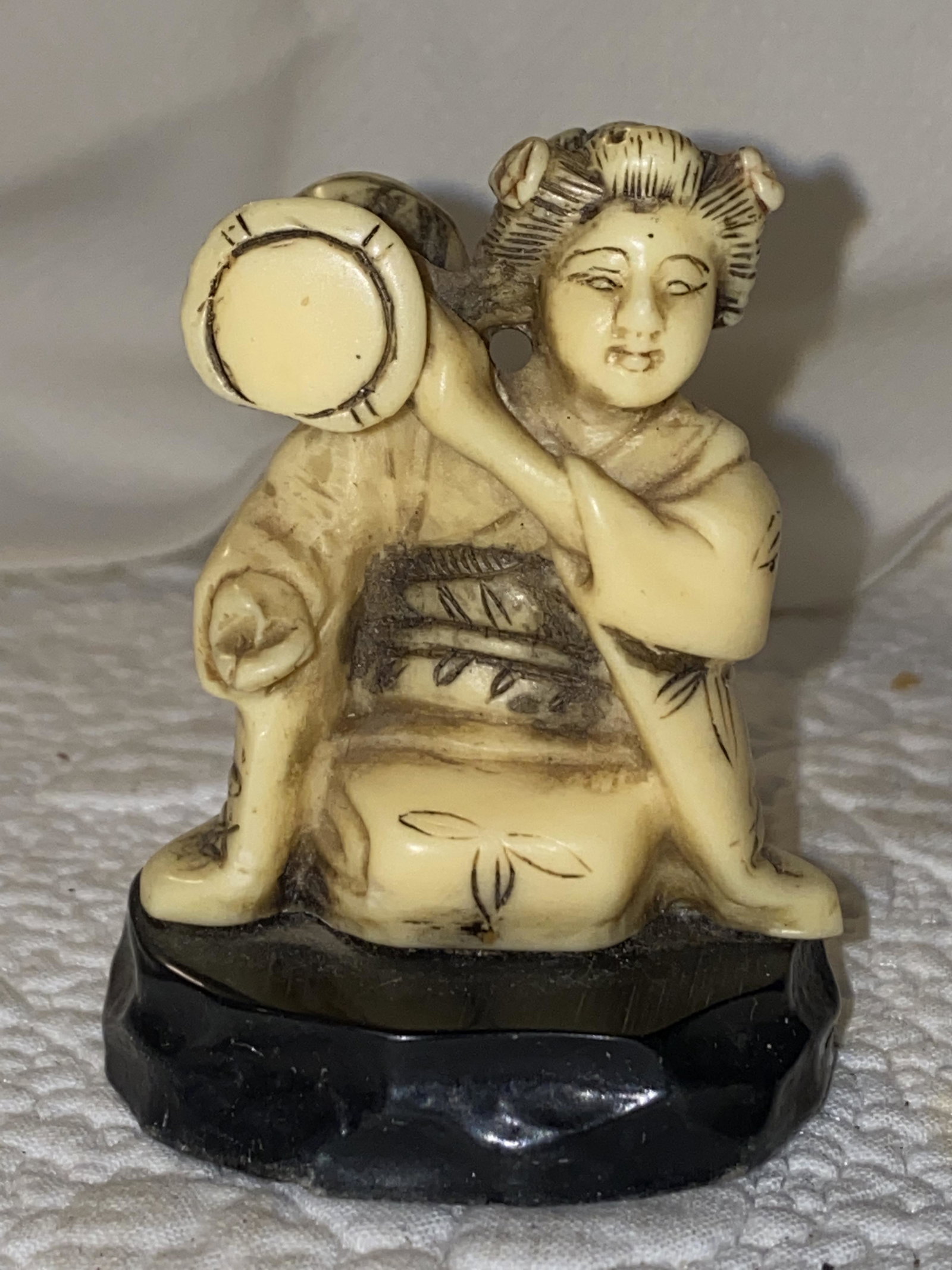 ANTIQUE JAPANESE BONE MADE DESK FIGURINE: ANTIQUE JAPANESE BONE MADE DESK FIGURINE. PLEASE VIEW ALL DETAILED PICTURES. A GREAT FIND AND AN EXCELLENT ADDITION TO YOUR COLLECTION.