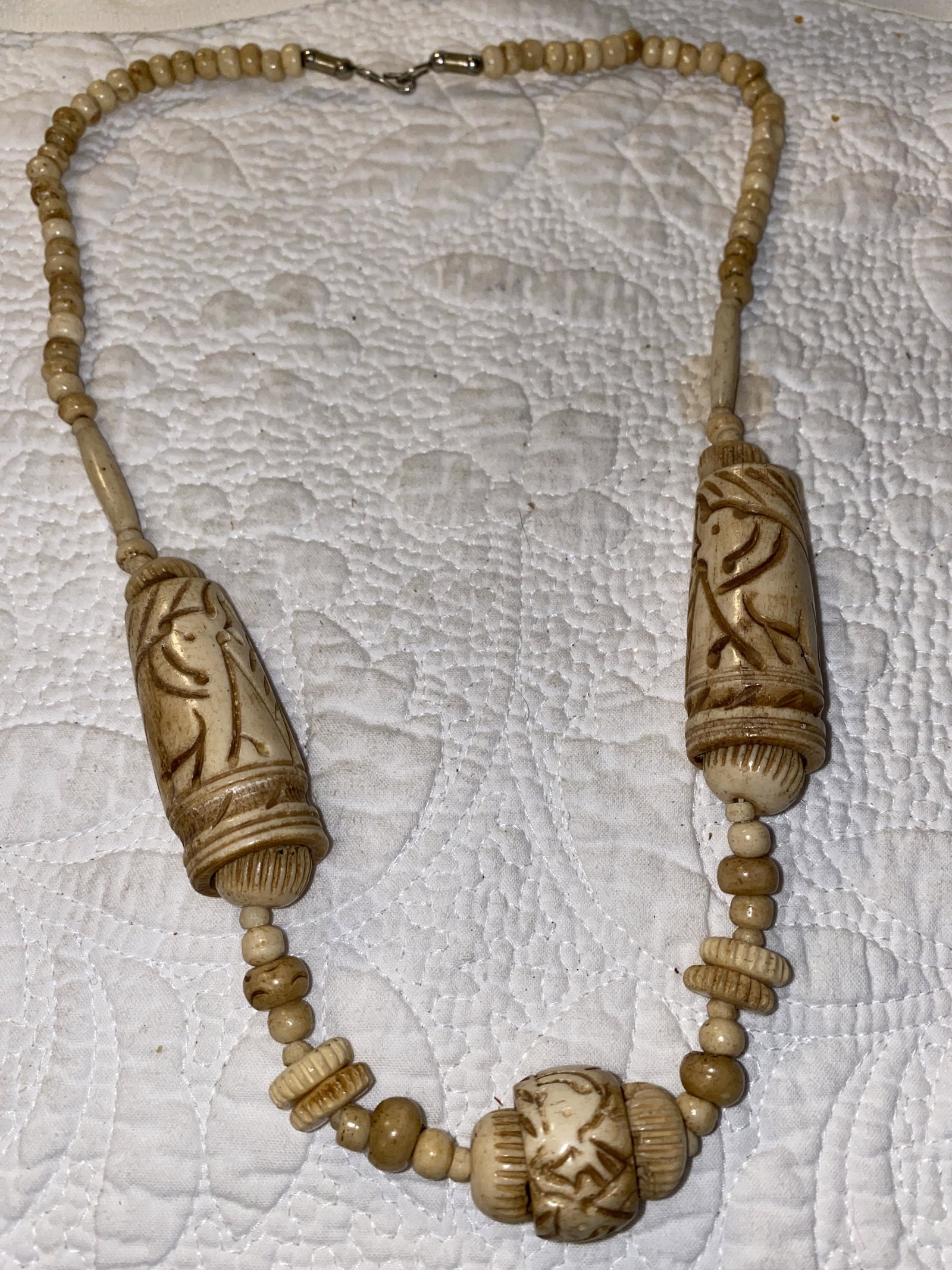 ANTIQUE BONE MADE ANIMAL MOTIF NECKLACE: ANTIQUE BONE MADE ANIMAL MOTIF NECKLACE. IN GOOD OVERALL SHAPE AND CONDITION. A GREAT FIND AND AN EXCELLENT ADDITION TO YOUR COLLECTION.
