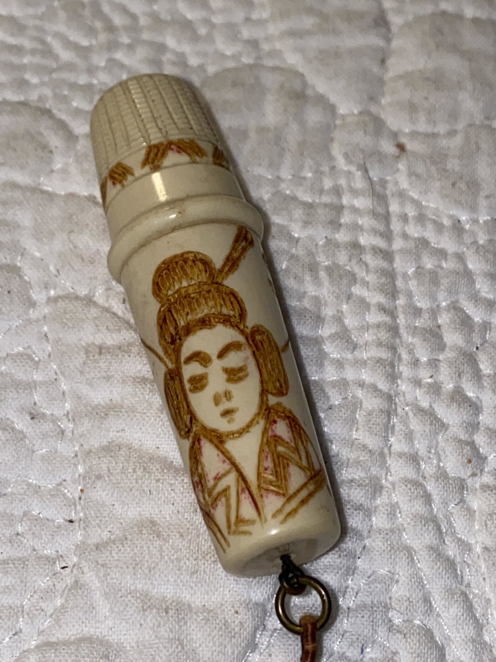 ANTIQUE JAPANESE BONE MADE POCKET SEWING KIT: ANTIQUE JAPANESE BONE MADE POCKET SEWING KIT. BEAUTIFUL SET THAT IS VERY WELL DESIGNED. PLEASE VIEW ALL DETAILED PICTURES. A GREAT FIND AND AN EXCELLENT ADDITION TO YOUR COLLECTION.