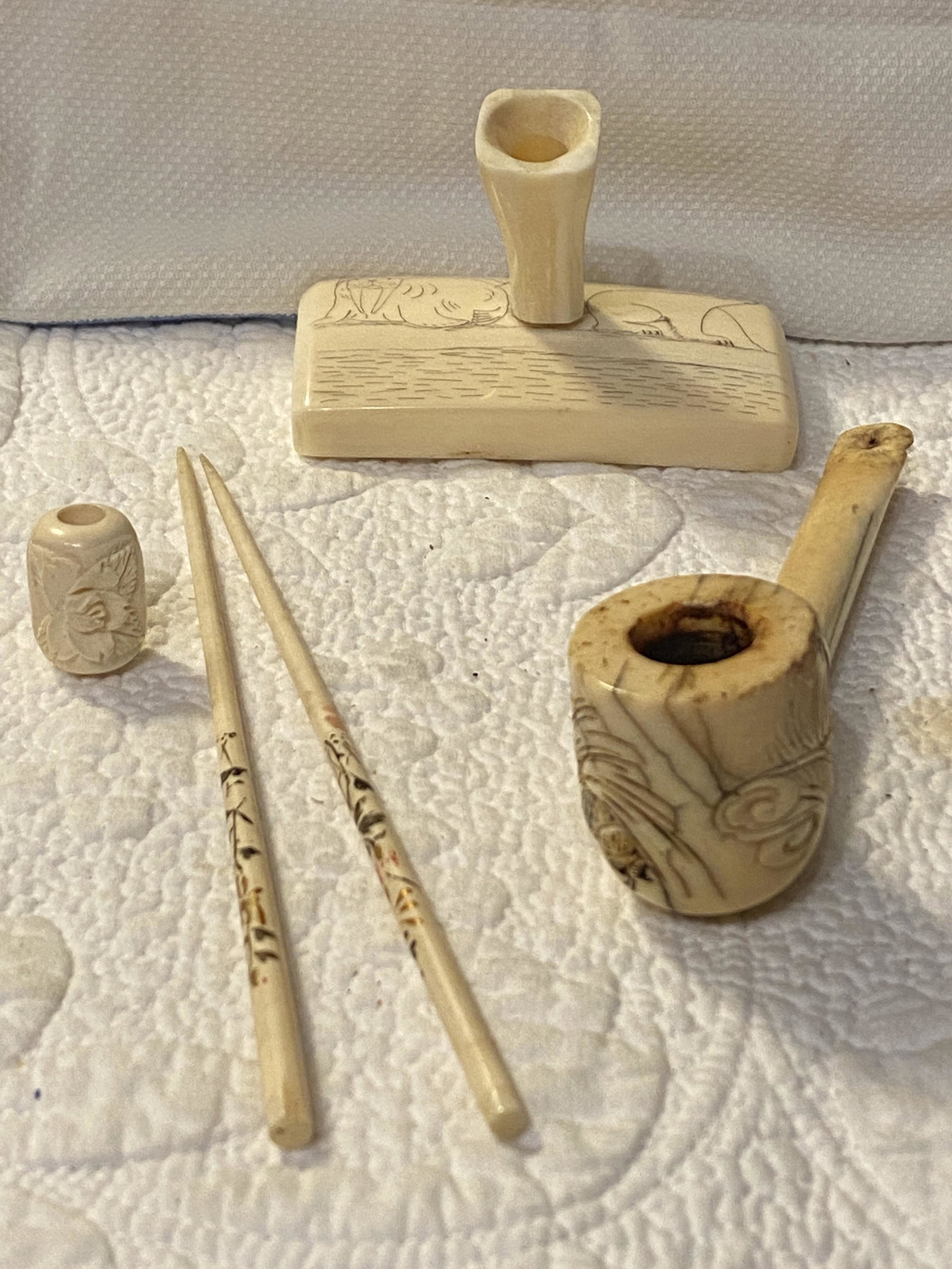 ANTIQUE LOT OF BONE SCRIMSHAW TOBACCO PIPE & OTHER: ANTIQUE LOT OF BONE SCRIMSHAW TOBACCO PIPE & OTHER ITEMS. IN GOOD OVERALL SHAPE AND CONDITION. LOT INCLUDES TOBACCO PIPE, CHOP STICKS, PEN HOLDER, ETC. PLEASE VIEW ALL DETAILED PICTURES. A GREAT FIND 