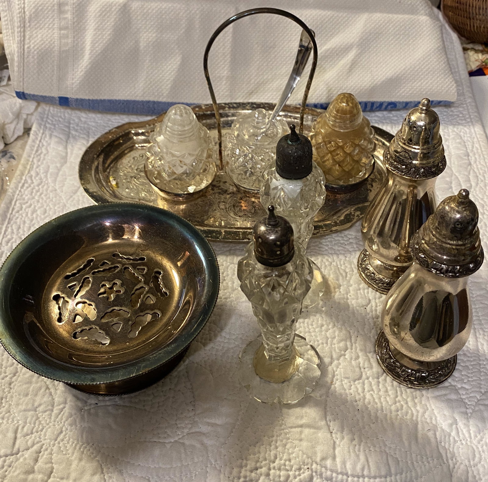 ANTIQUE COLLECTION LOT SET OF SALT/PEPPER SHAKERS, ETC.: ANTIQUE COLLECTION LOT SET OF SALT/PEPPER SHAKERS, ETC. IN GOOD OVERALL SHAPE AND CONDITION. PLEASE VIEW ALL DETAILED PICTURES. A GREAT FIND AND AN EXCELLENT ADDITION TO YOUR COLLECTION.