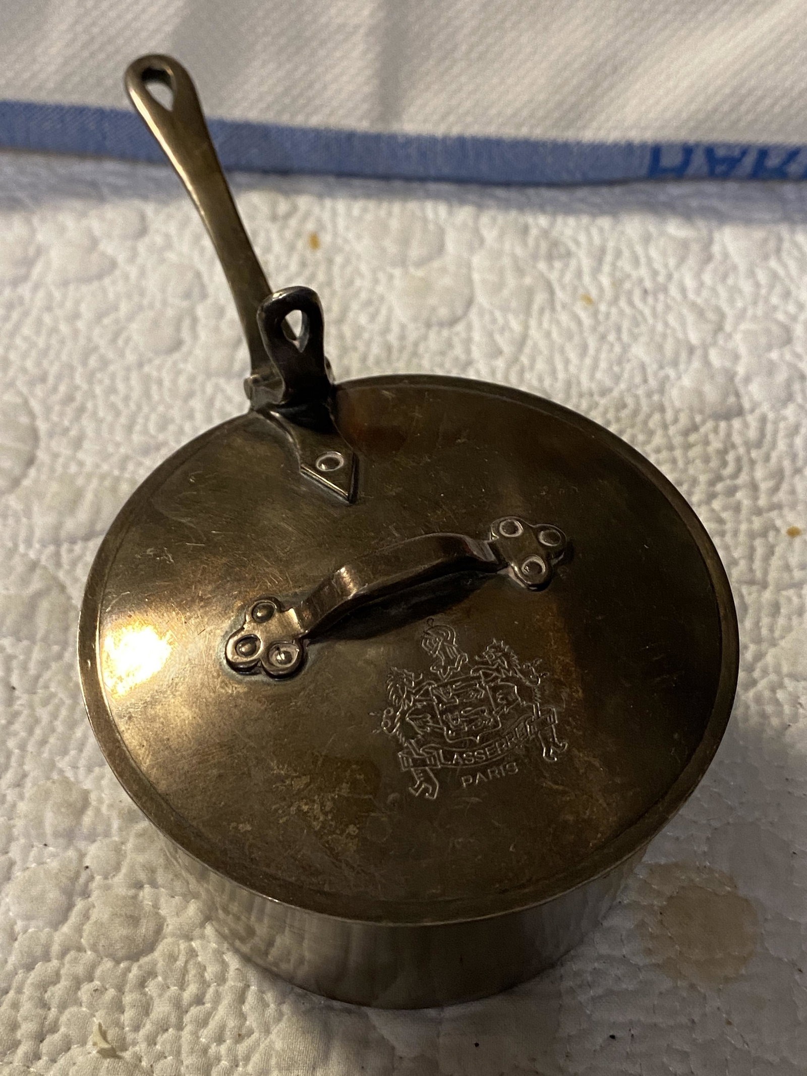 ANTIQUE MADE IN PARIS MINIATURE KETTLE: ANTIQUE MADE IN PARIS MINIATURE KETTLE. IN GOOD OVERALL SHAPE AND CONDITION. A GREAT FIND AND AN EXCELLENT ADDITION TO YOUR COLLECTION.