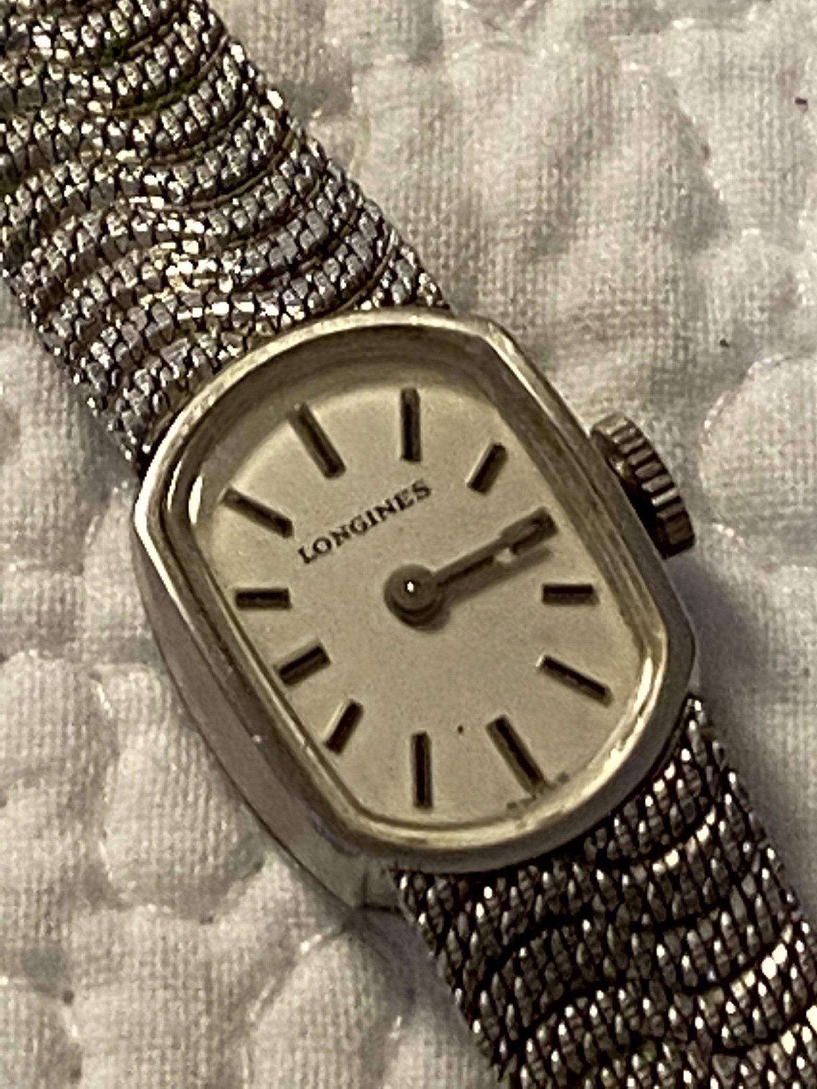 LADIES LONGINES VINTAGE WRISTWATCH: LADIES LONGINES VINTAGE WRISTWATCH. IN GOOD WORKING ORDER. HAS A GREAT LOOK TO IT WITH AN EXCELLENT OVERALL EYE APPEAL. A GREAT FIND AND AN EXCELLENT ADDITION TO YOUR COLLECTION.